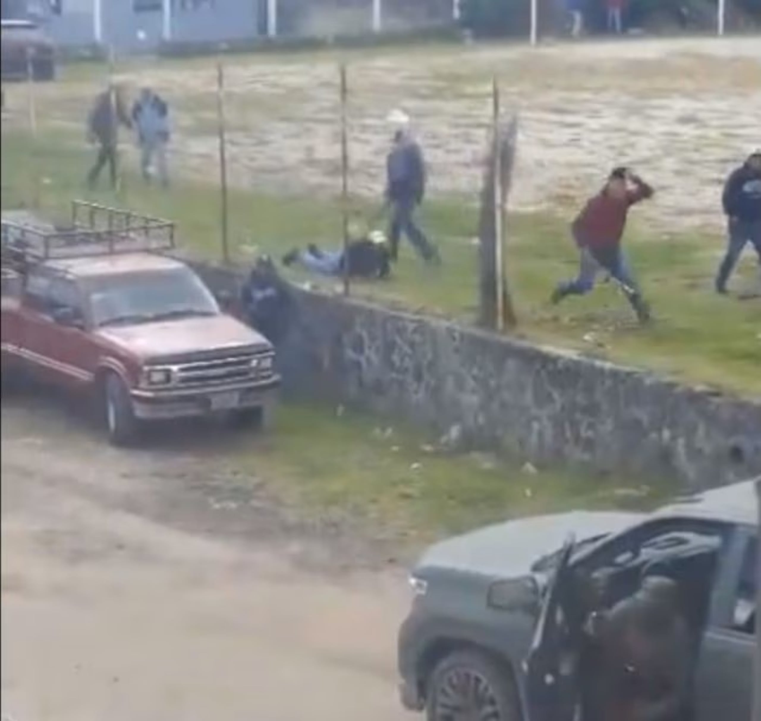 La policía estatal dijo que 11 de los muertos el viernes eran miembros de la pandilla criminal y los tres restantes eran aldeanos.