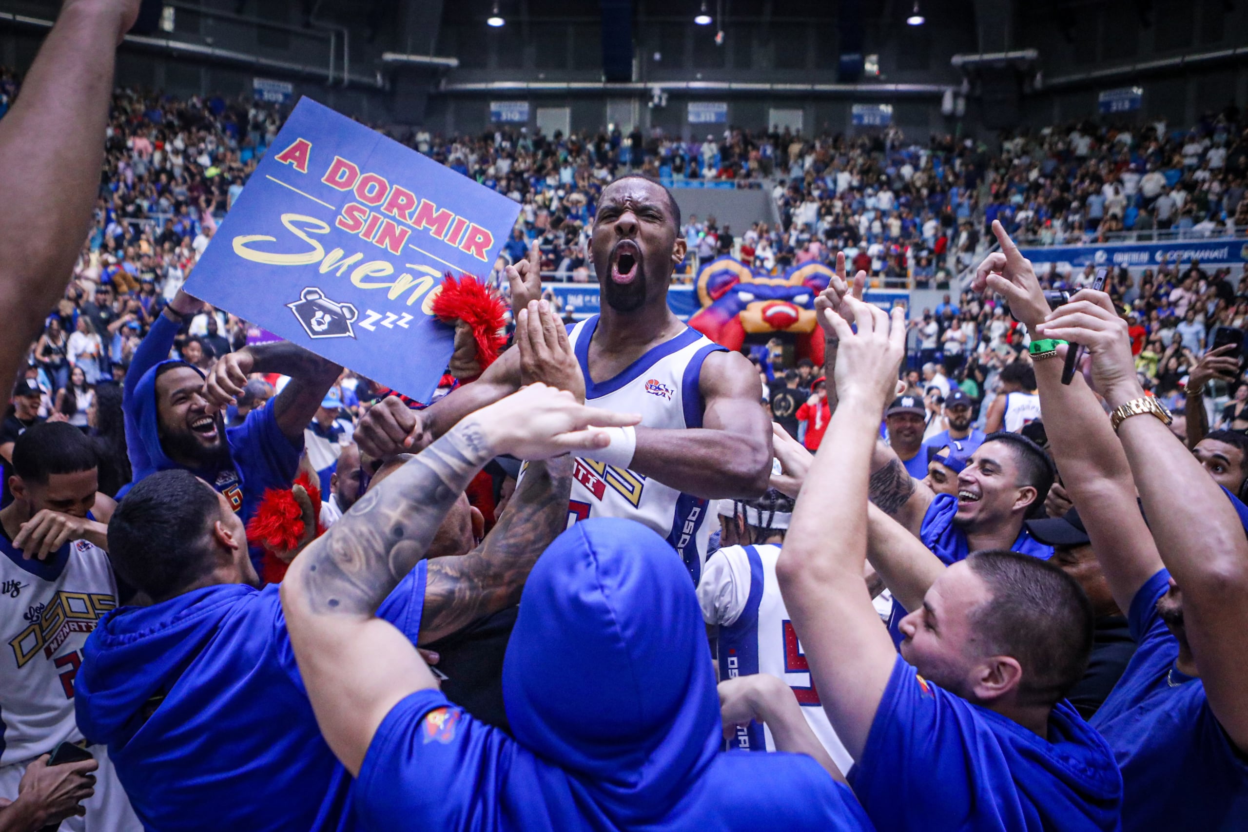 Norris Cole celebra junto a los jugadores de los Osos de Manatí el pase a la final del BSN.