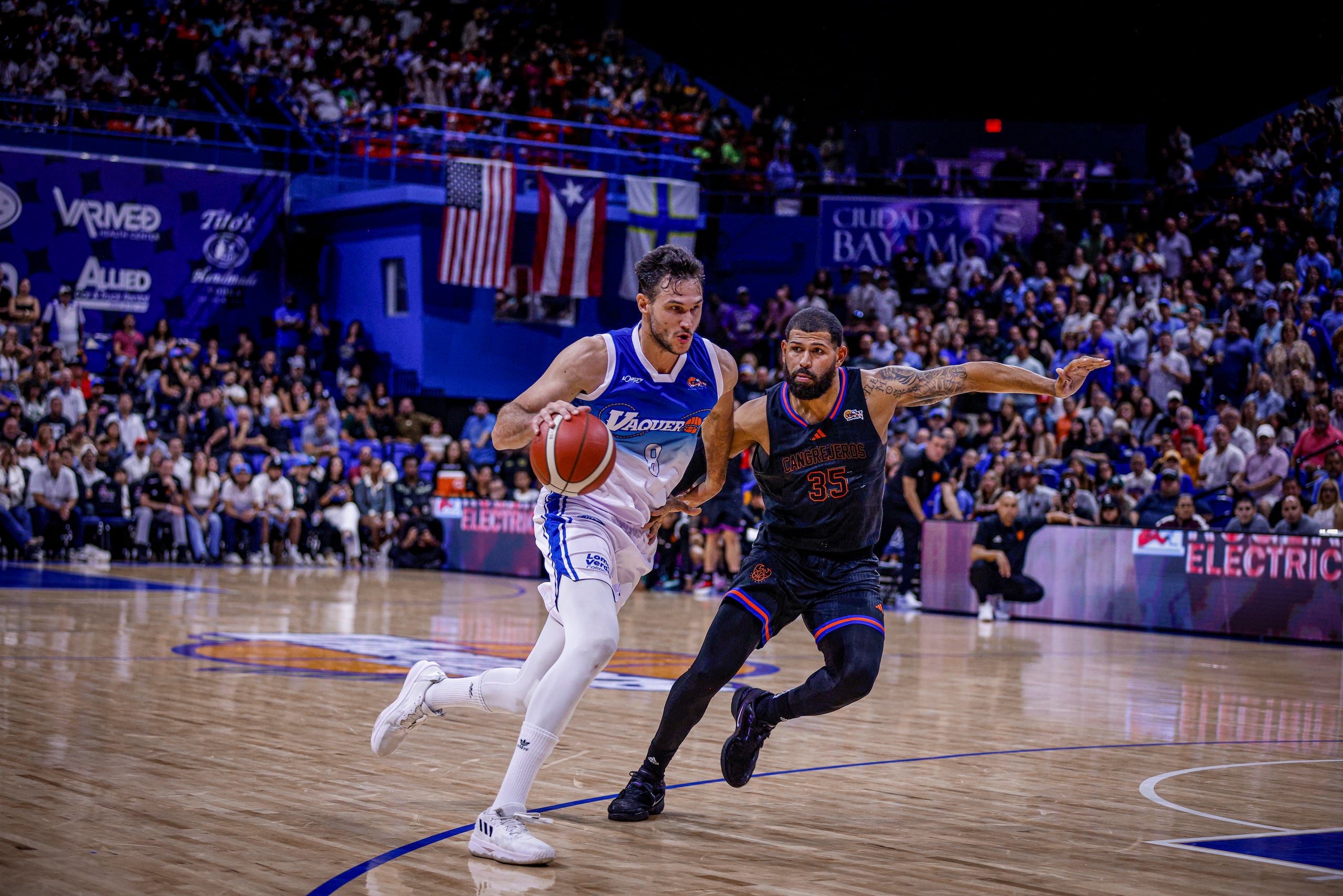 El italiano Danilo Gallinari, de los Vaqueros de BAyamón, en acción contra los Cangrejeros de Santurce.