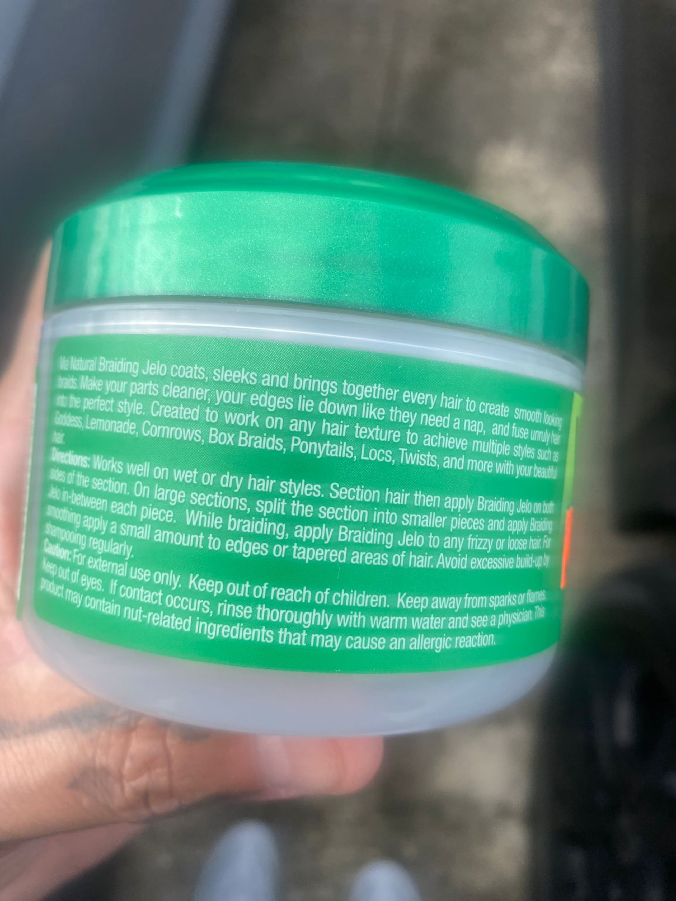 Braiding Shine Jelo en las últimas líneas de su etiquete advierte que se debe evitar el contacto con los ojos. Y que de existir el contacto se debe lavar el ojo con agua tibia y buscar asistencia médica.