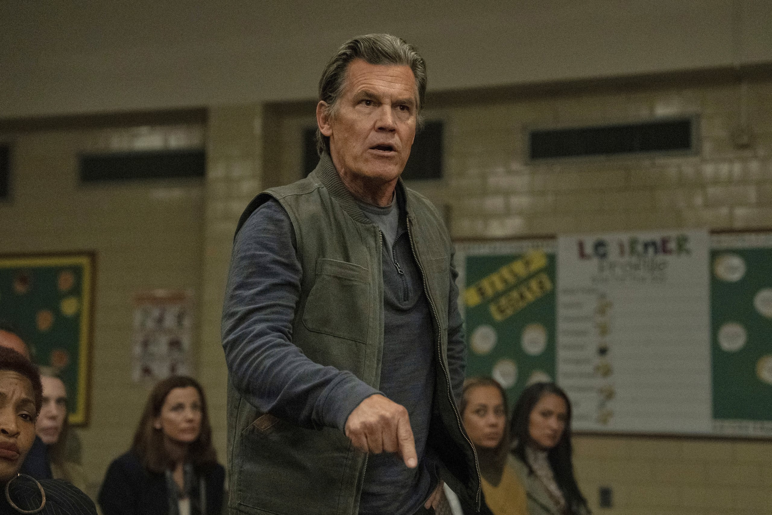 Esta imagen publicada por Warner Bros. Pictures muestra a Josh Brolin en una escena de "Weapons". (Quantrell Colbert/Warner Bros. Pictures via AP)