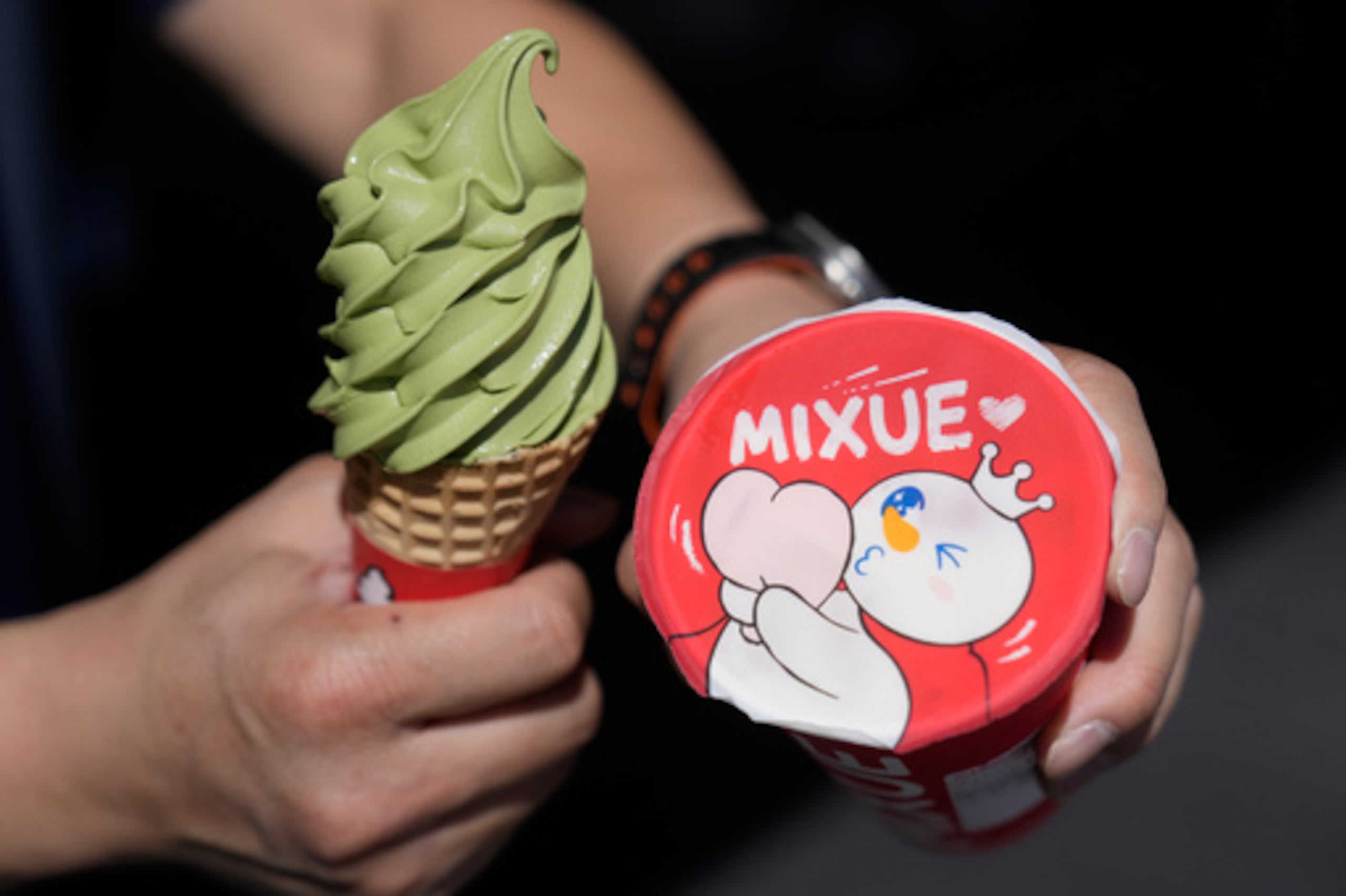 Un cliente sostiene un cono de helado a la puerta de una tienda Mixue, el miércoles 16 de septiembre de 2026, en Sunnyvale, California. (Foto AP/Jeff Chiu)