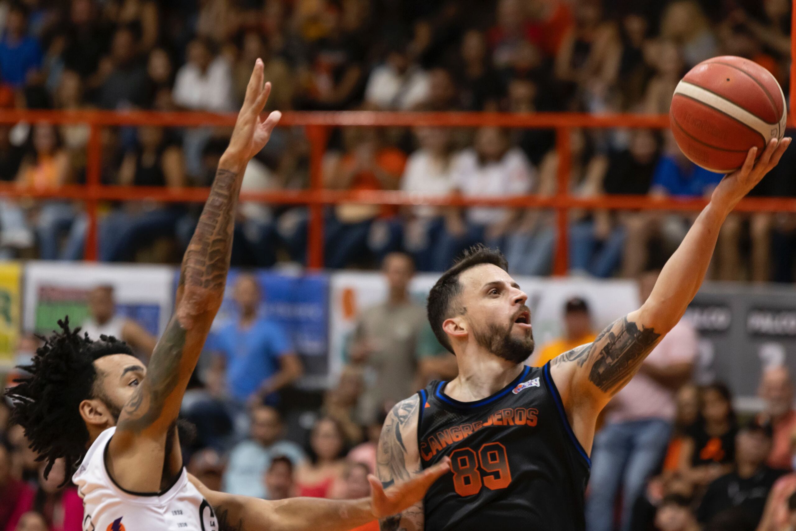 Cliff Durán, de los Cangrejeros, se apresta a anotar frente a los Atléticos durante el séptimo juego de cuartos de final en el Coliseo Arquelio Torres de San Germán.