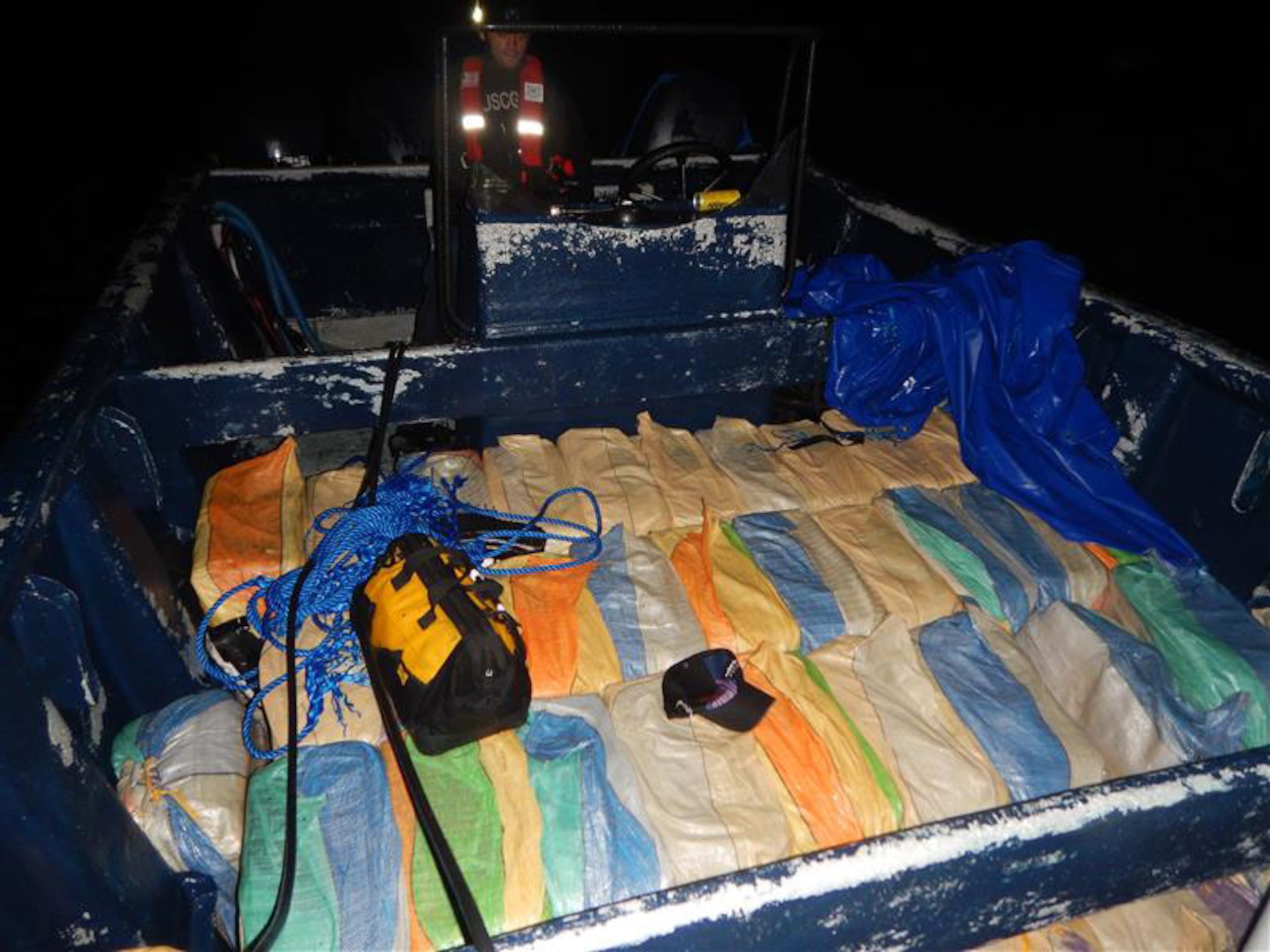 La embarcación fue interceptada con aproximadamente 7,250 libras de cocaína a bordo.