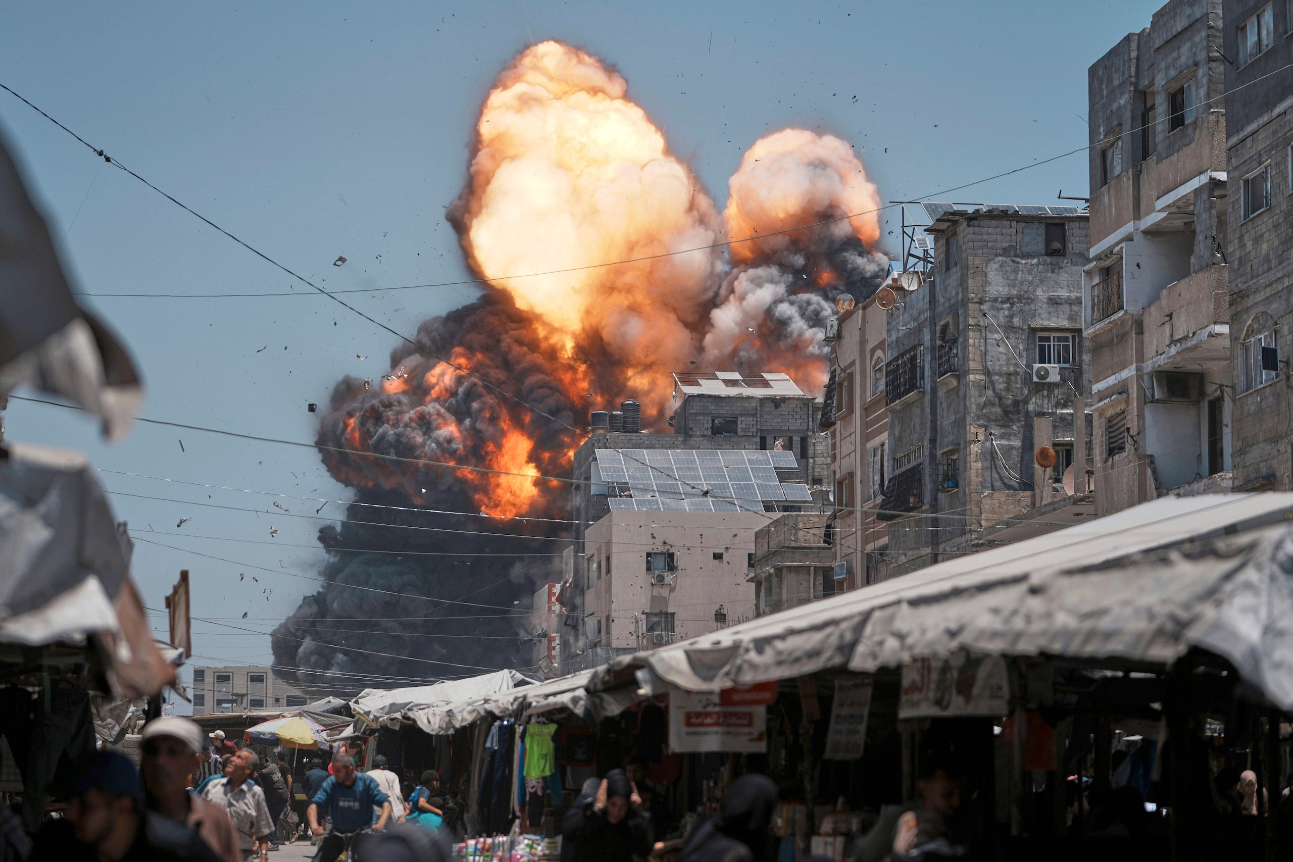 Una densa humareda y llamas se elevan tras un ataque aéreo israelí en Ciudad de Gaza, el domingo 1 de junio de 2025. (AP Foto/Jehad Alshrafi)