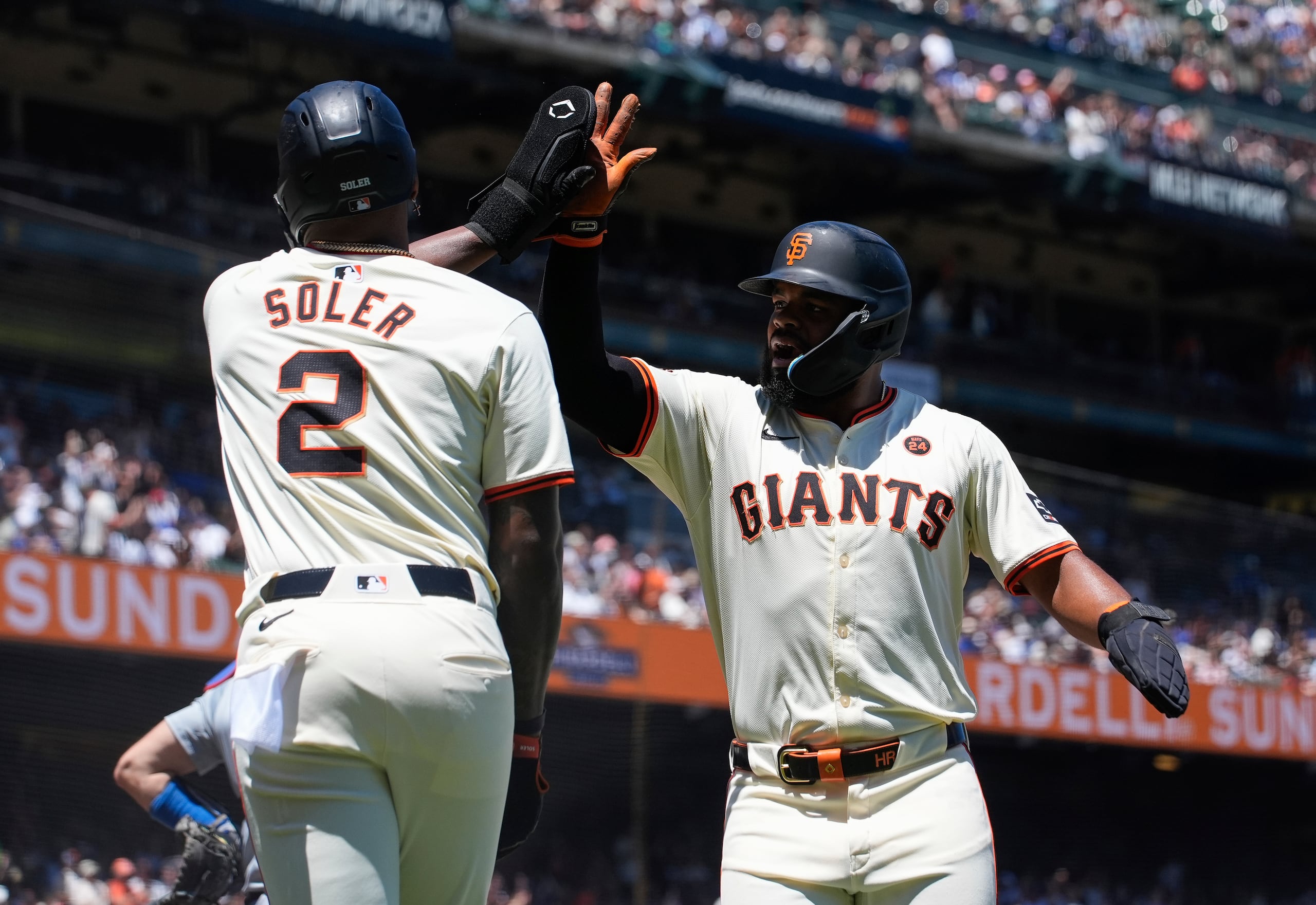 Jorge Soler y Heliot Ramos celebran al marcar carreras remolcados por un doblete de Patrick Bailey en la quinta entrada.