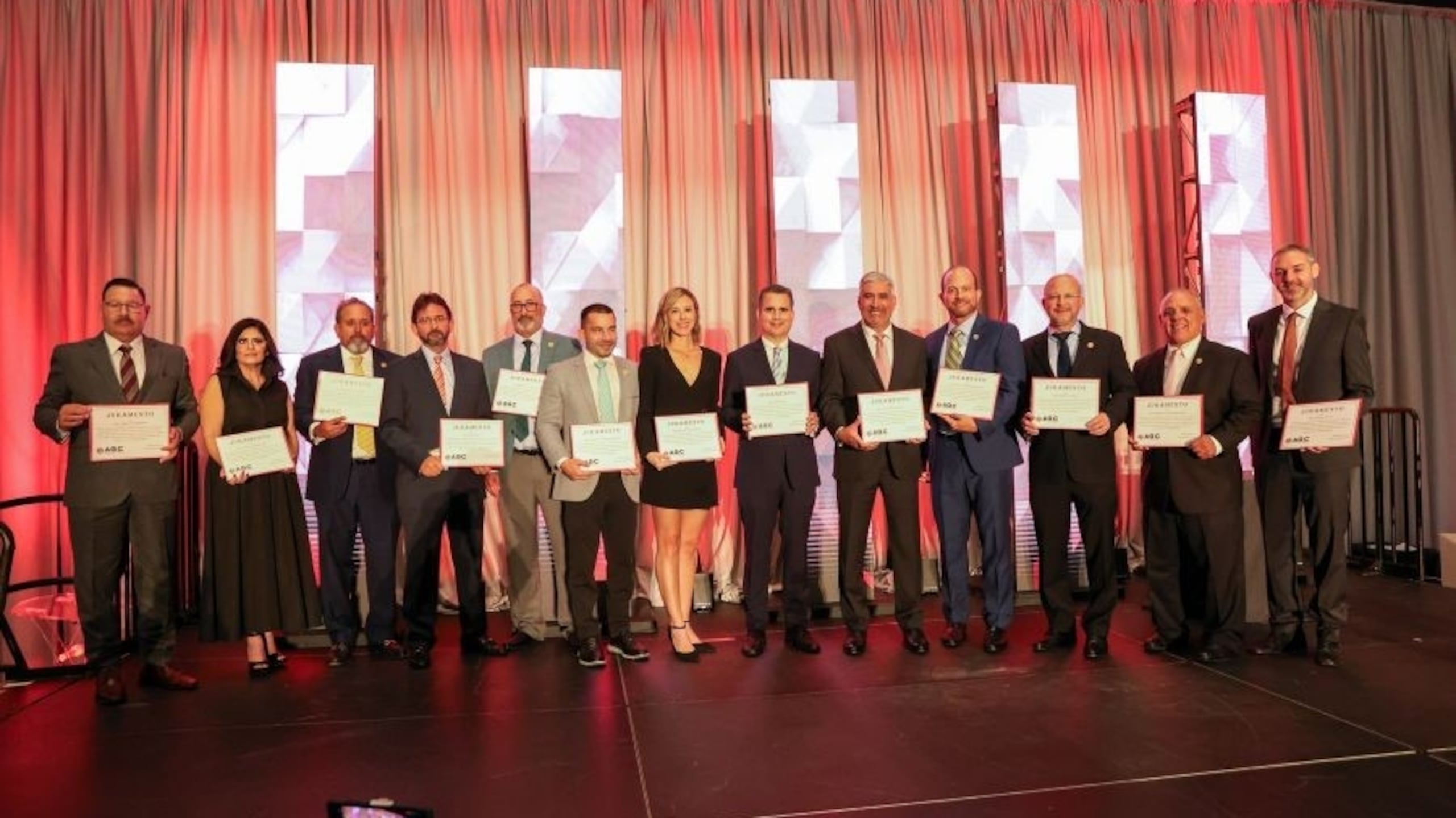 De izquierda a derecha, Ing. Ángel L. Rodríguez; Julie-Ann Martínez; Ing. Francisco Díaz Massó; Felipe Vidal; Ing. Humberto Reynolds (tesorero); Ing. Alejandro J. Abrams (subtesorero);
Ing. María E. Nieves (segunda vicepresidenta); Ing. José Torrens (primer vicepresidente); Ing. José L. Ortiz (presidente); Ing. Carlos Rodríguez (pasado presidente); Arq. Umberto Donato (secretario); Ing. Manuel A. Suárez Miranda; e Ing. Eduardo Pardo.