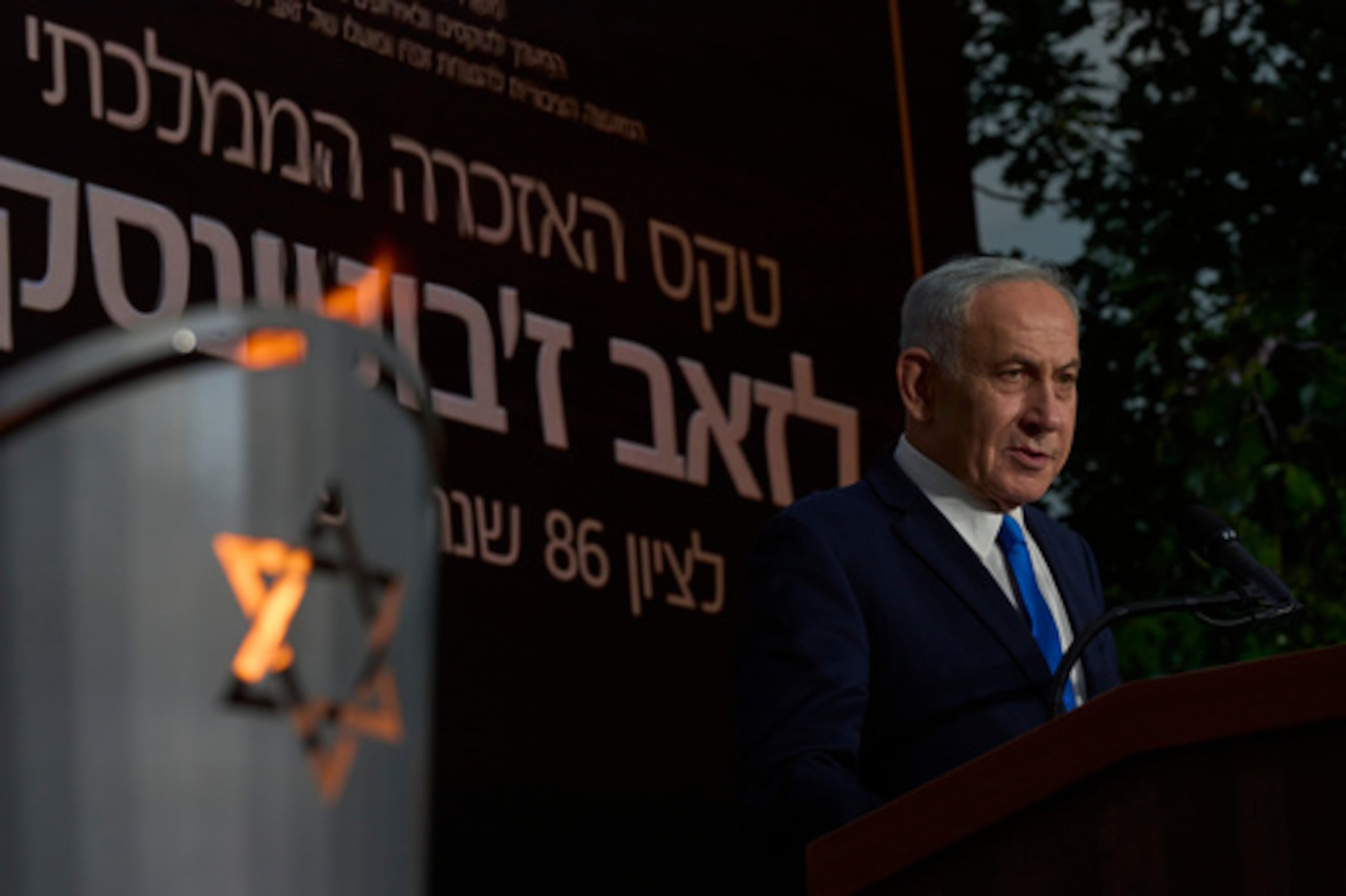El primer ministro israelí, Benjamin Netanyahu, pronuncia un discurso en el acto conmemorativo estatal en honor a Ze'ev Jabotinsky, celebrado en el cementerio militar del Monte Herzl, en Jerusalén, el martes 14 de julio de 2026. (Foto AP/Ohad Zwigenberg)