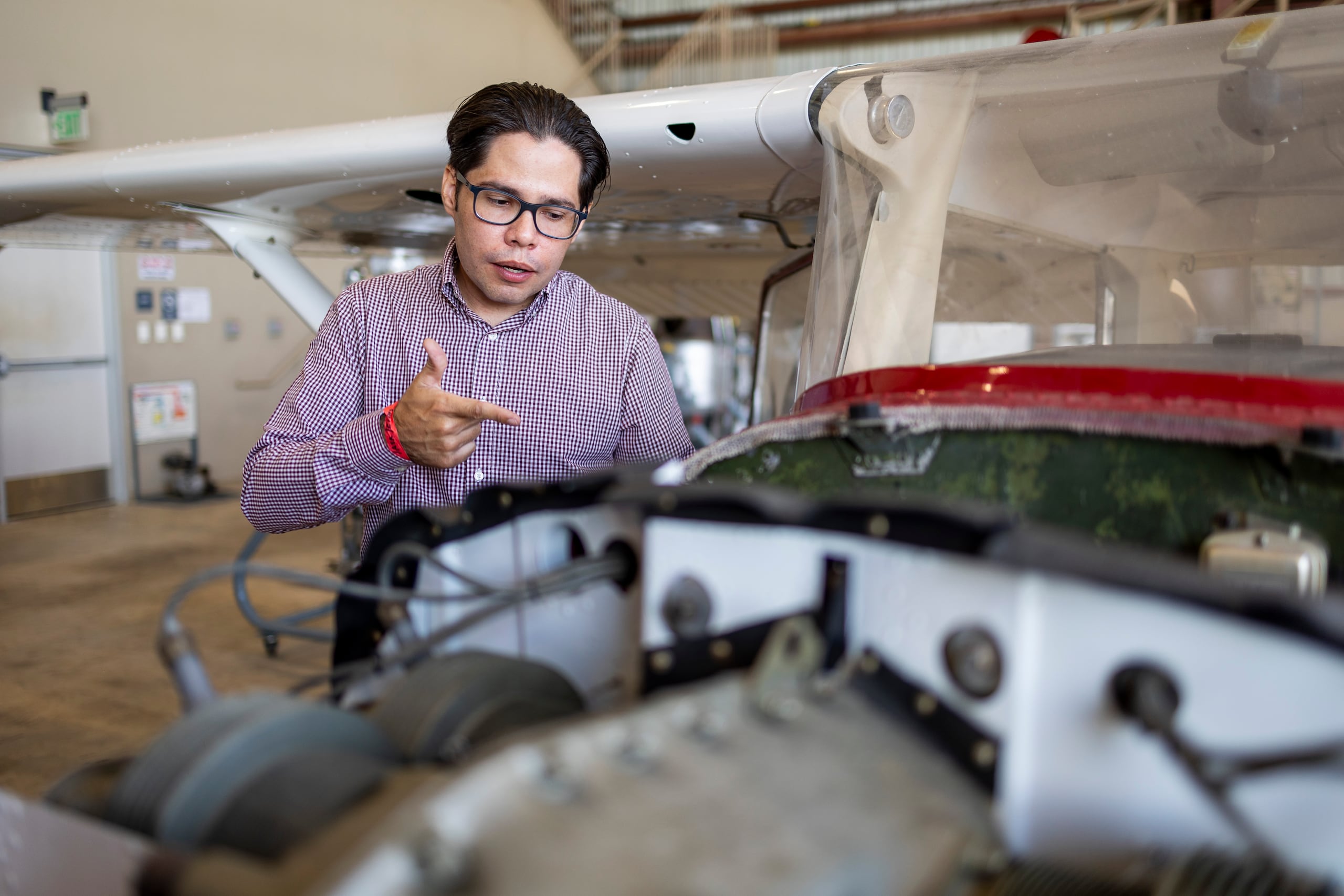 El programa de Aeronáutica y Aeroespacial es uno de los atractivos de la UPR en Aguadilla. En la foto, Emmanuel Irizarry Zapata, profesor del Departamento de Tecnología y Ciencias Aplicadas.