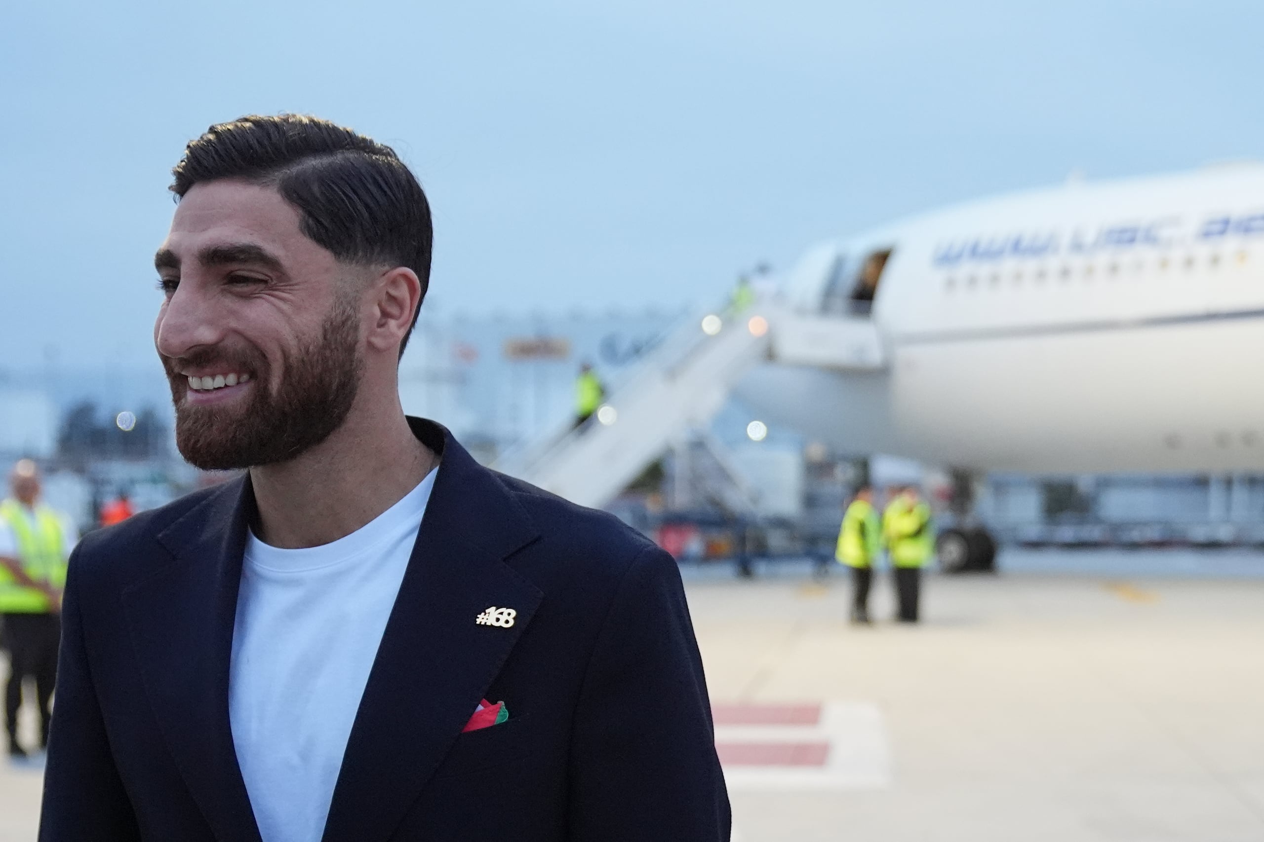 El jugador iraní Alireza Jahanbakhsh sonríe al arribar en México para el Mundial.