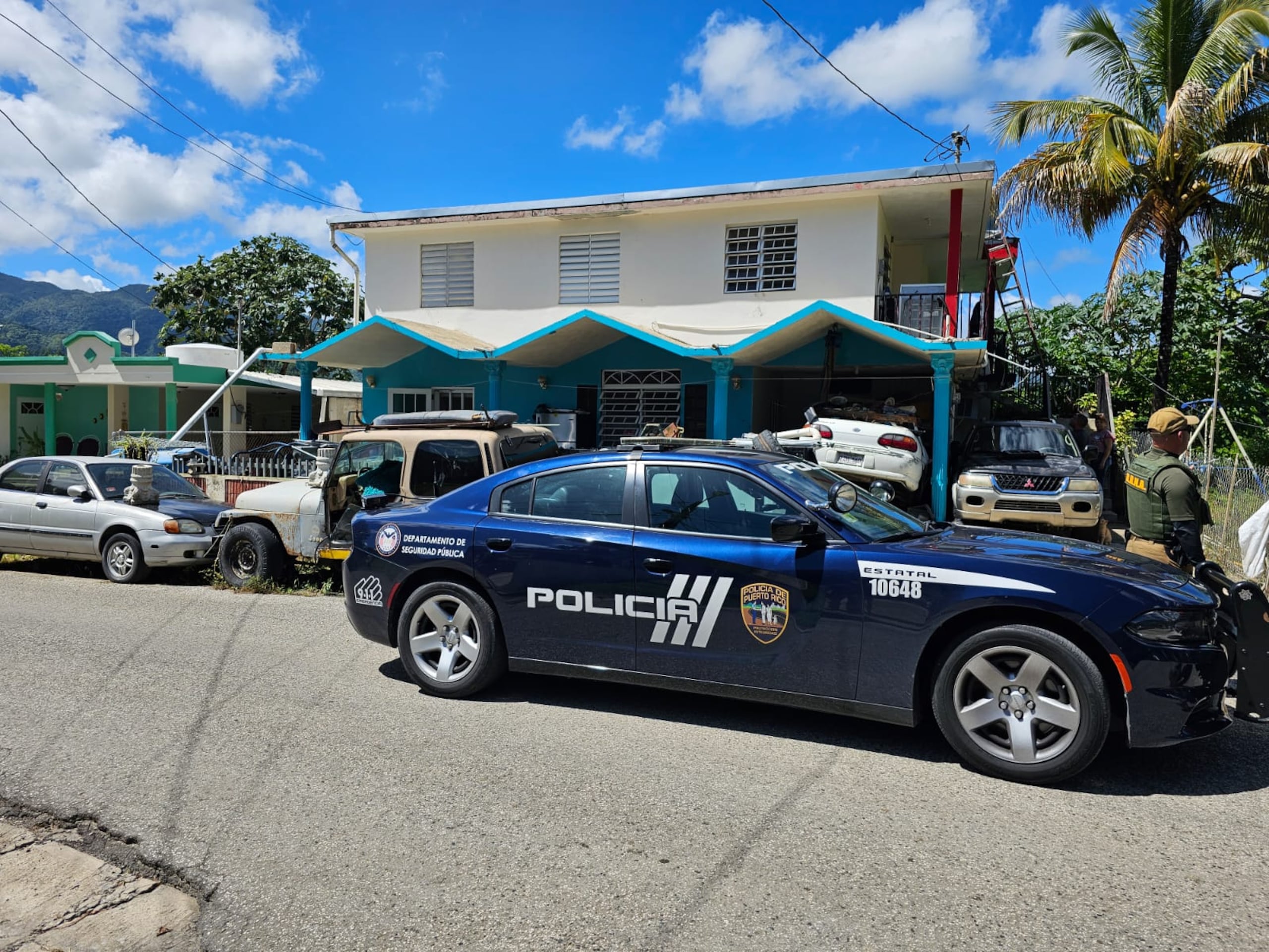 La División Vehículos Hurtados del área policiaca de Utuado junto a personal de las Juntas de Planificación (JP) y de Calidad Ambiental (JCA) intervinieron en ocho talleres de mecánica y de hojalatería y pintura en Jayuya.