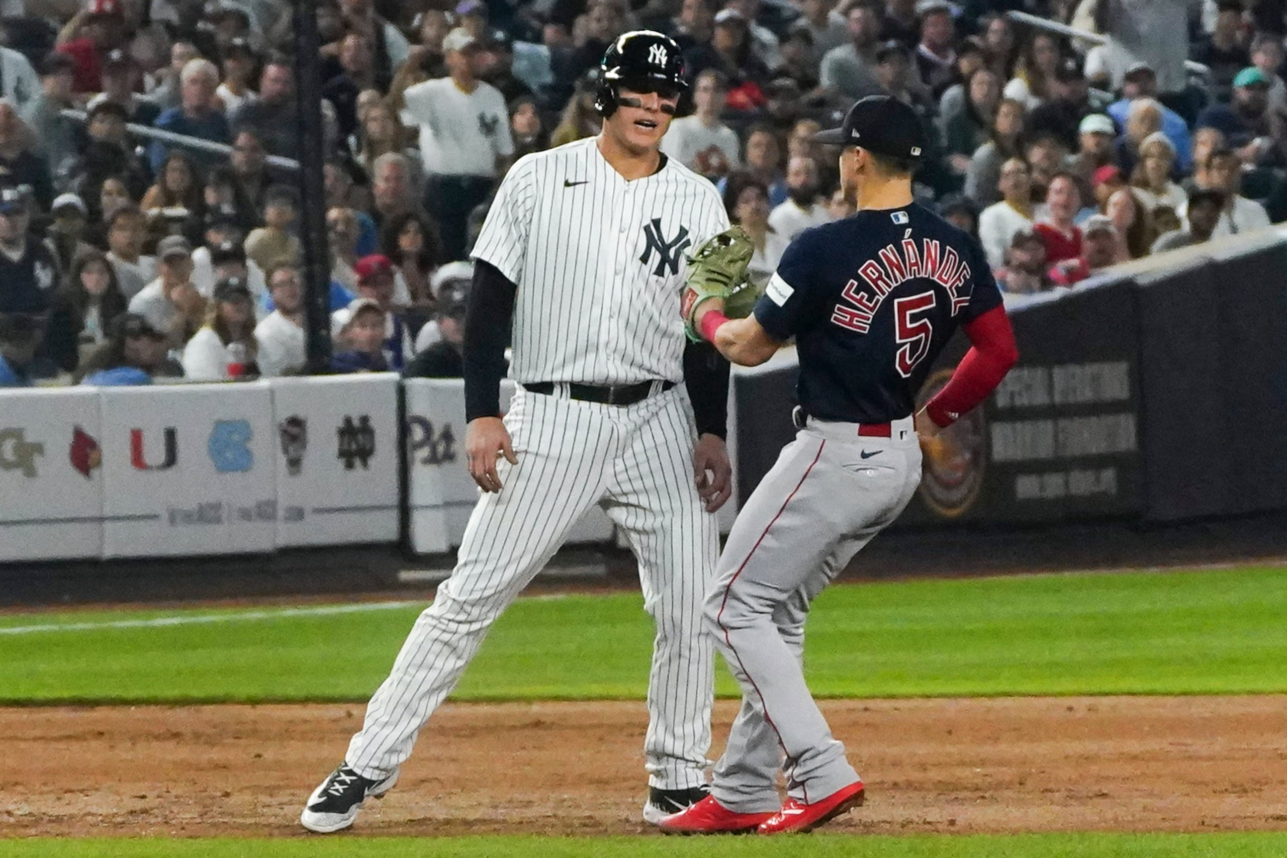 Kike Hernández, de los Red Sox, le da out a Anthony Rizzo, de los Yankees, en el juego de este domingo. Los Red Sox ganaron 3-2