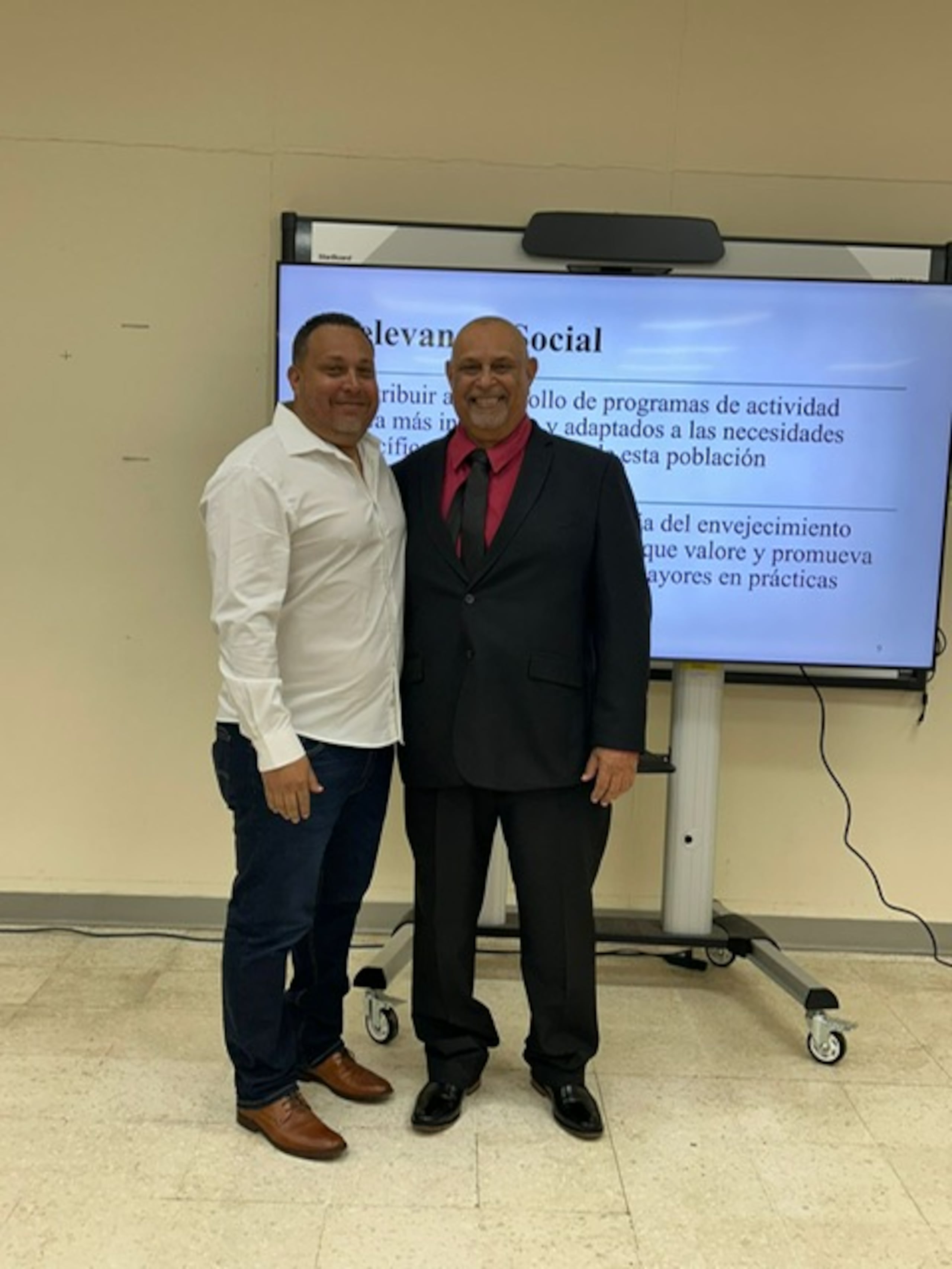 Carlos Juan Feliciano Acosta junto a su hijo Carlos el día que defendió su tesis doctoral.
