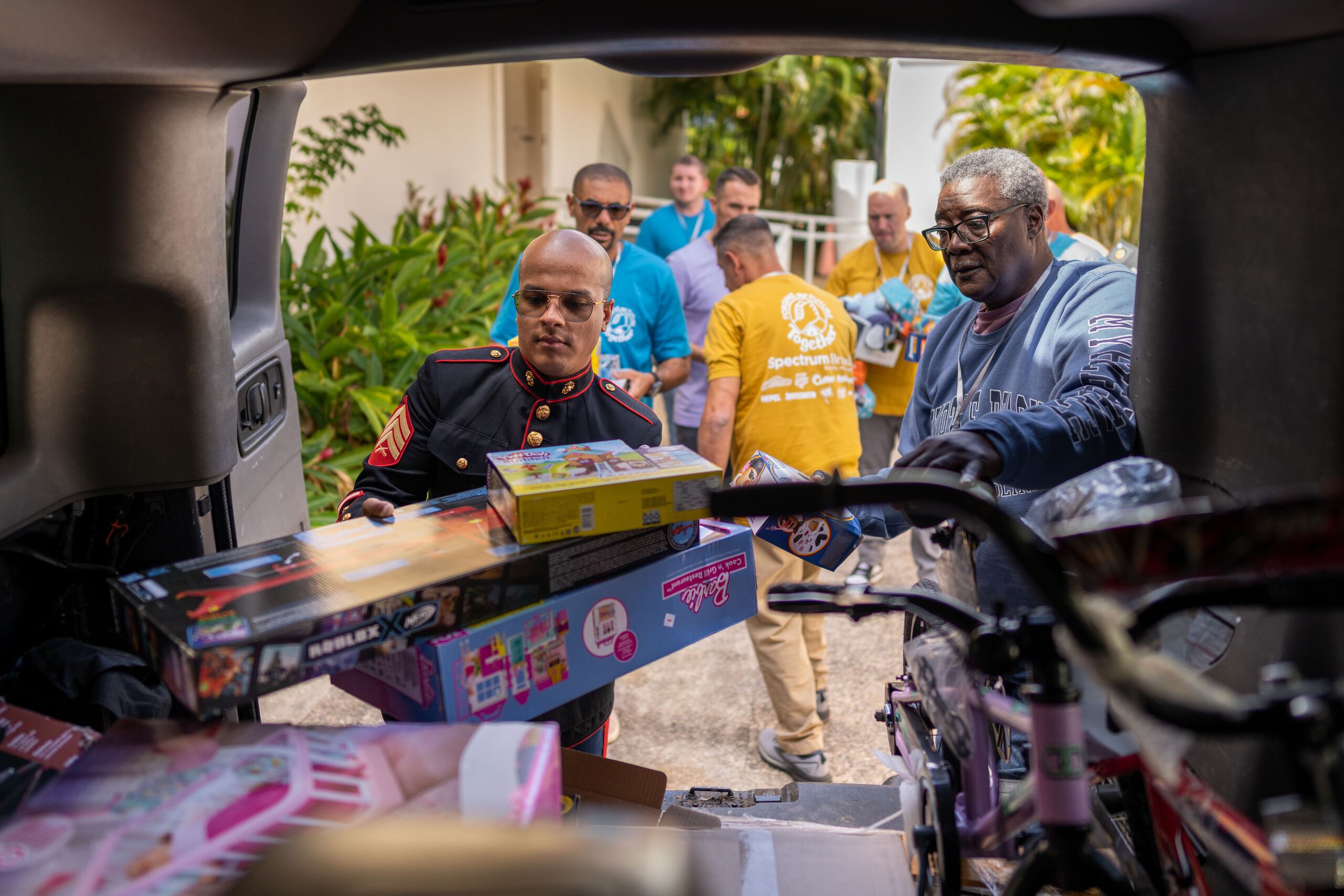 Empleados de Spectrum Brands recogiendo los regalos y colocándolos en la van. Esta llevara los regalos al warehouse de Fort Buchanan de Toys for Tots, donde entonces repartirán los regalos a familias entre diciembre y enero para Navidades y Reyes.