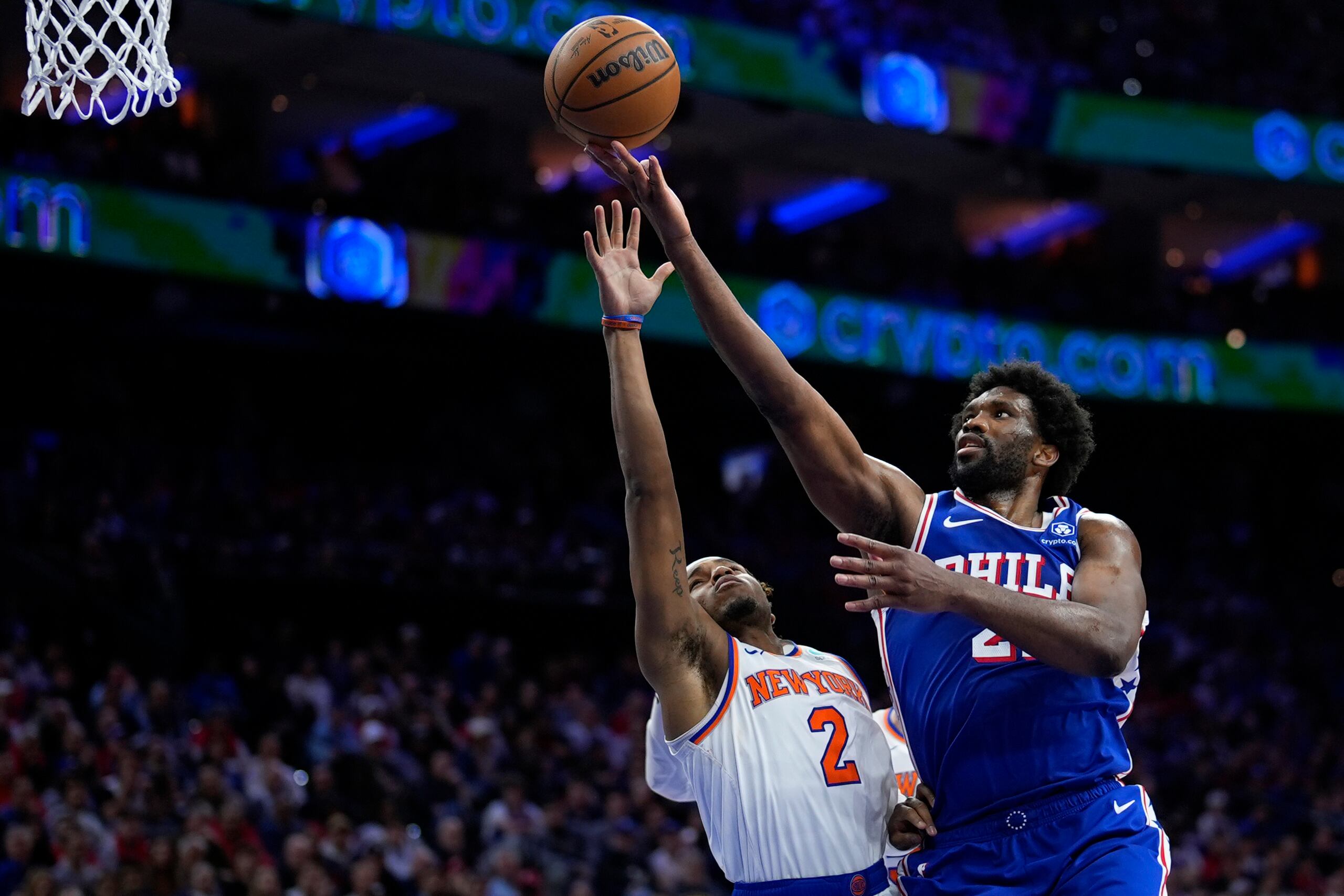 Joel Embiid, de los 76ers de Filadelfia, ataca el canasto ante la defensa de Miles McBride, de los Knicks de Nueva York.