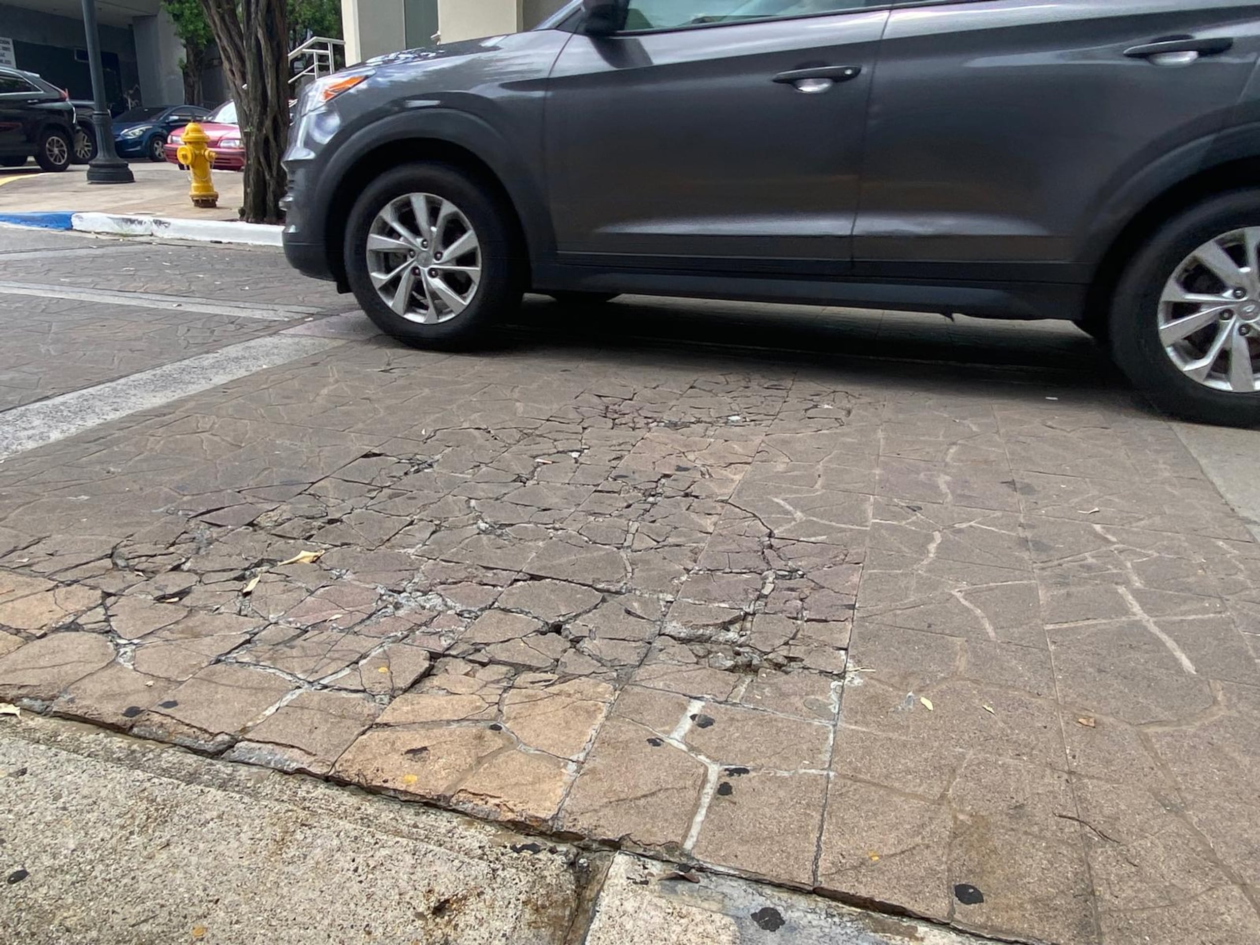 Algunas vías del casco urbano están en mal estado.