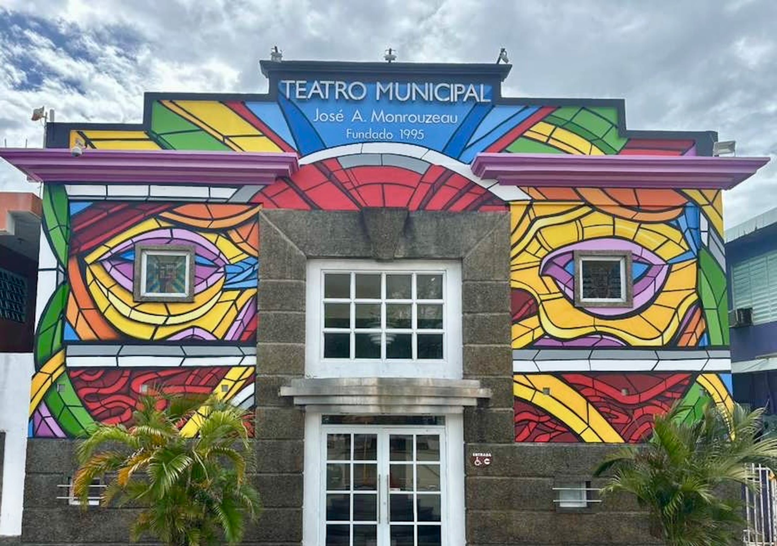 El teatro municipal José A. Monrouzeau de Hatillo estrena una refrescante imagen al exhibir una obra muralista realizada por el artista Edwin “Don Rimx” Sepúlveda.