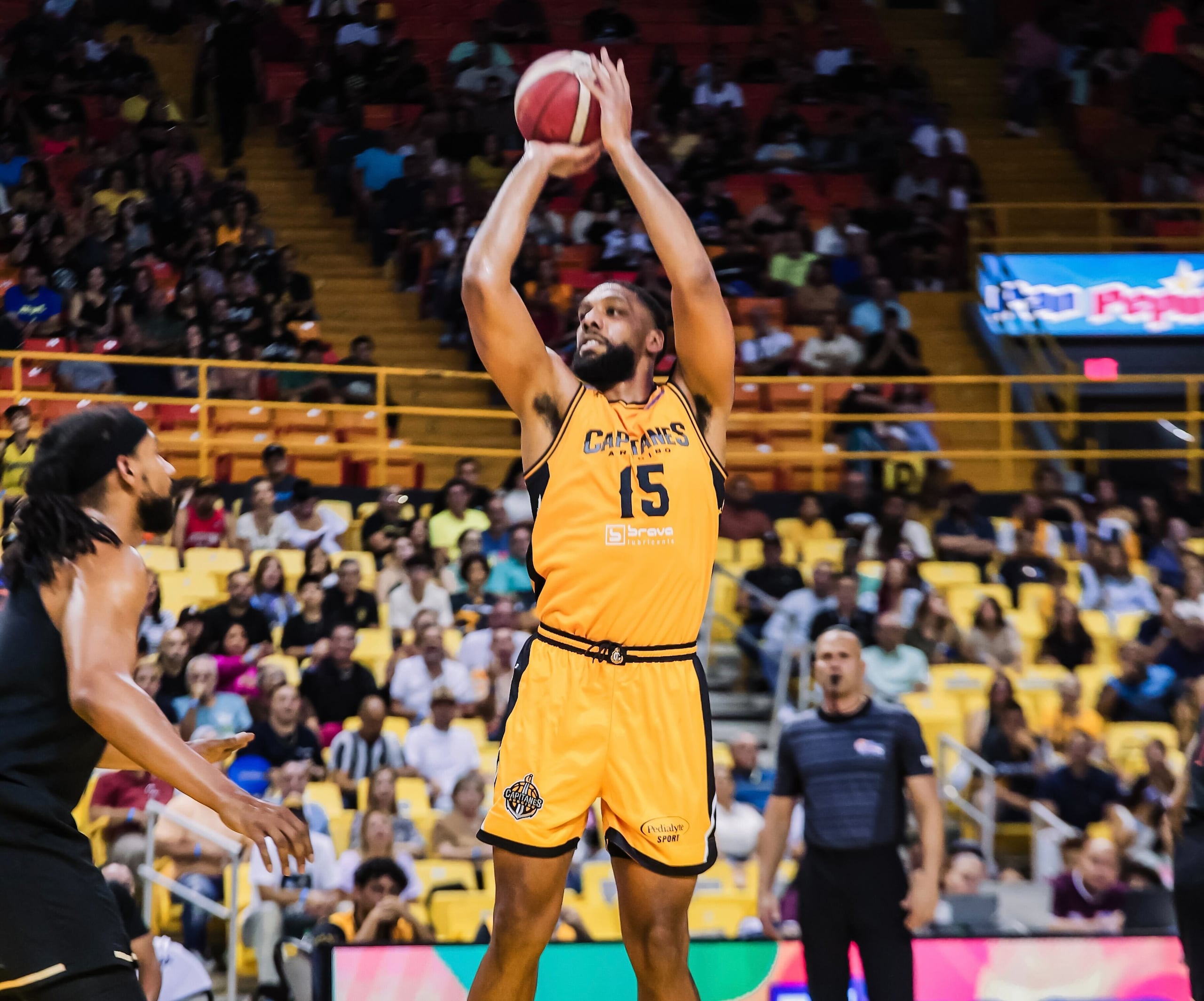 El refuerzo Jahlil Okafor lideró la ofensiva de los Capitanes con 33 puntos.