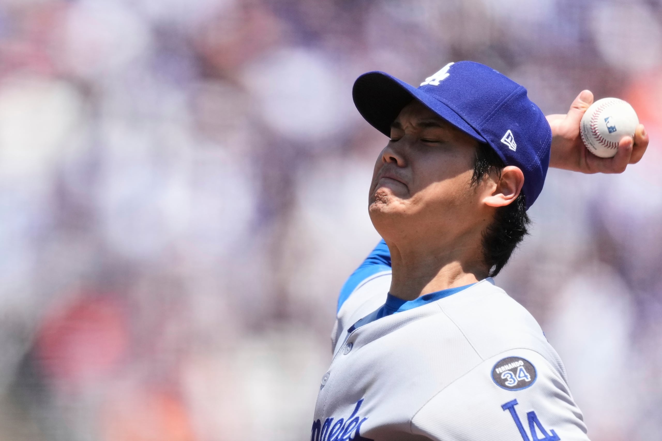 El japonés Shohei Ohtani, de los Dodgers de Los Ángeles, lanza frente a los Giants.