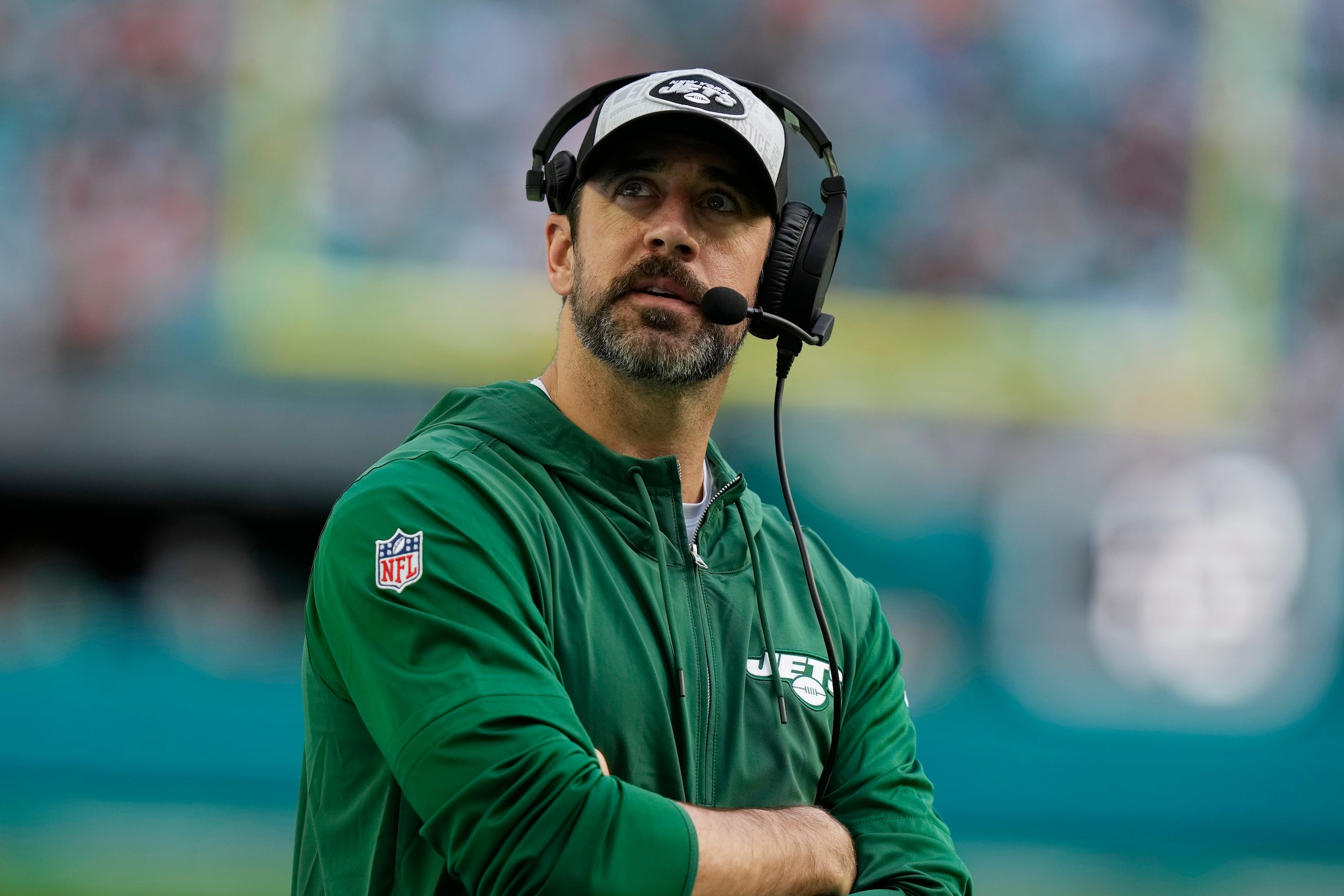 Aaron Rodgers, quarterback de los Jets de Nueva York, mira hacia arriba durante la segunda mitad del juego de la NFL en contra de los Dolphins de Miami.