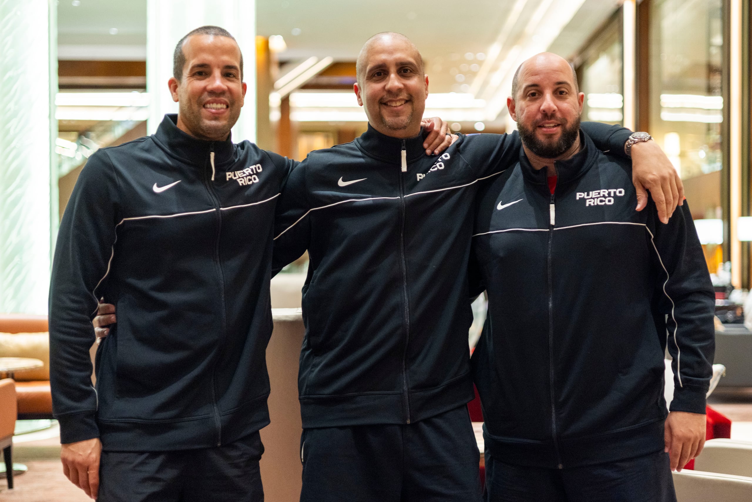 De izquierda a derecha: Rafael "Pachy" Cruz, Nelson Colón y Carlos González posan para el lente de GFR Media en el hotel donde se hospedaba el Equipo Nacional en Manila, Filipinas, para la Copa del Mundo 2023.