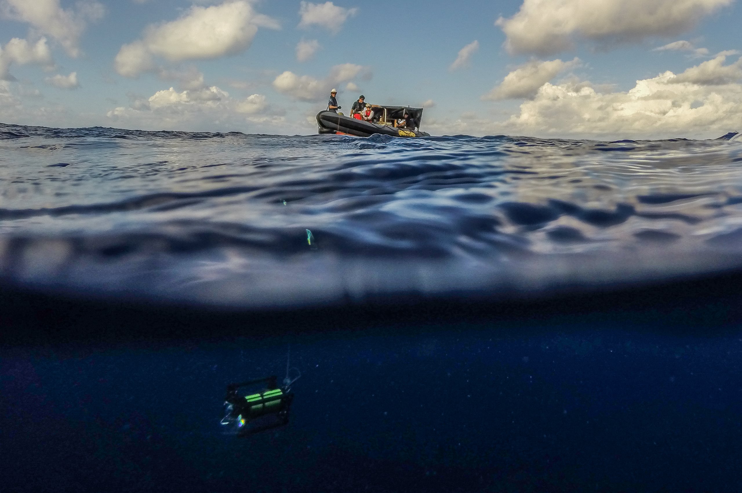 Una cámara submarina es lanzada al agua por investigadores de Greenpeace para realizar estudios del monte submarino Paramount.