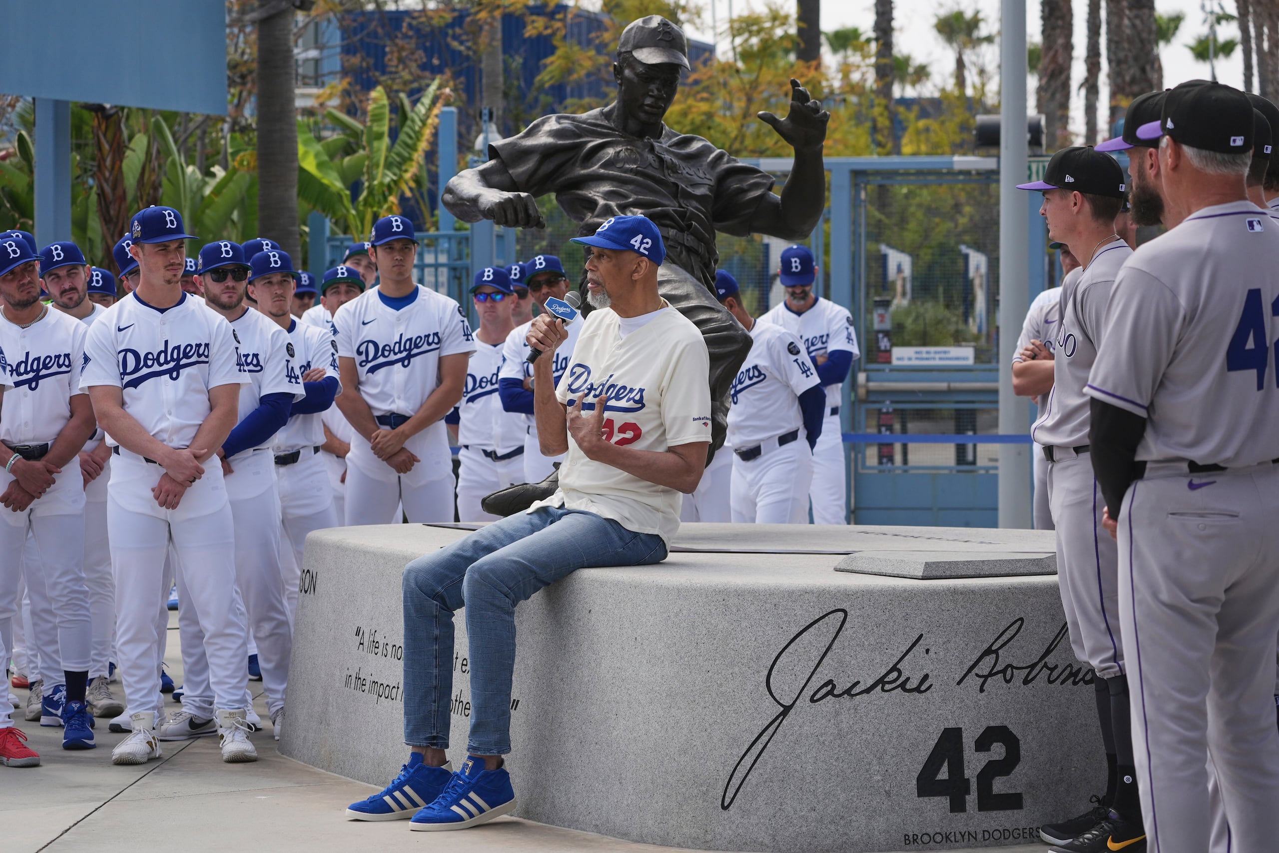 Shohei Ohtani, al centro, escucha junto a sus compañeros al exjugador de la NBA, Kareem Abdul-Jabbar, durante un evento de conmemoración del legado de Jackie Robinson en el béisbol y la sociedad en general. Abdul-Jabbar, natural de Manhattan, Nueva York, nació el día después que Robinson realizó su gesta.