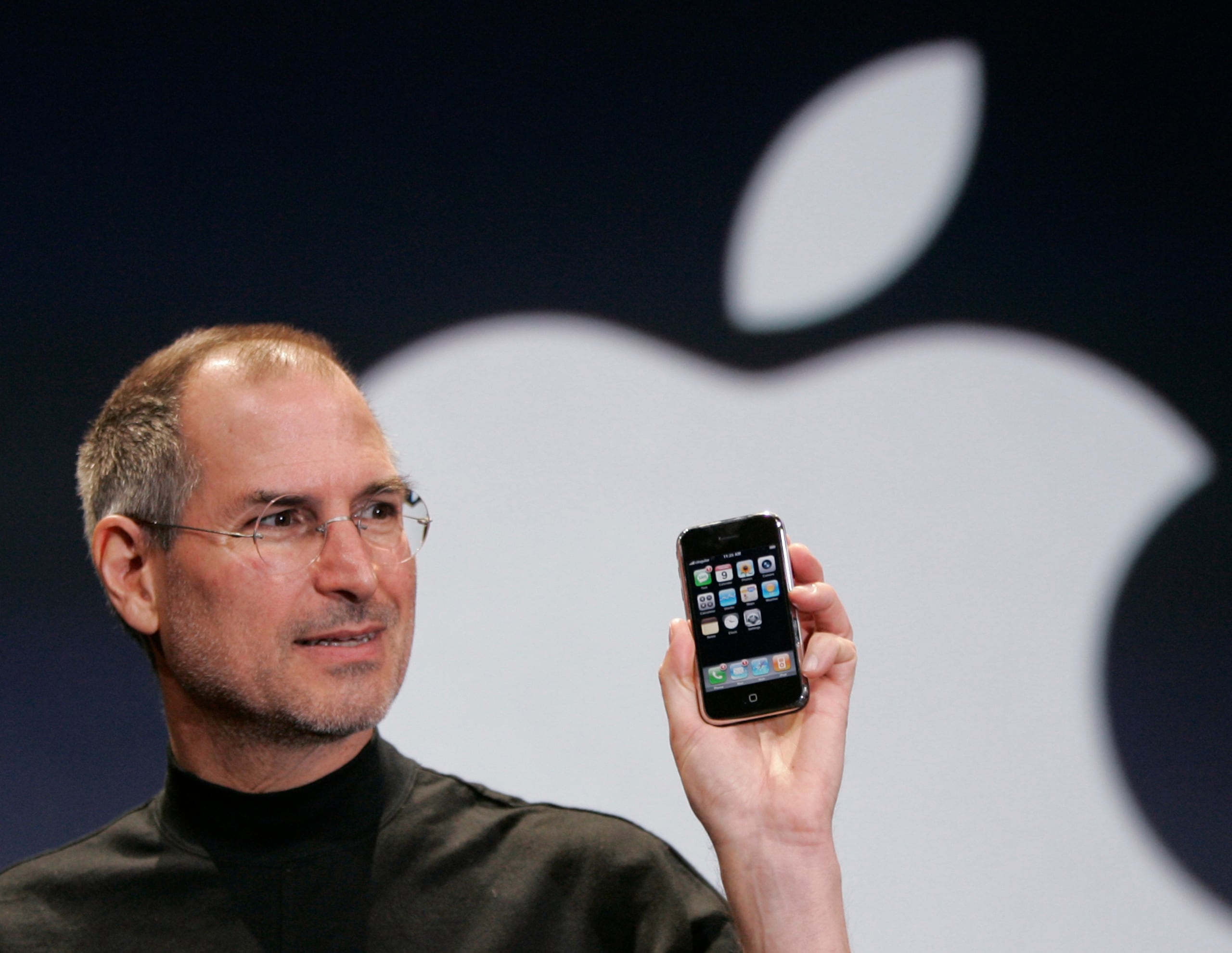 En enero del 2007, Steve Jobs presentó el primer teléfono inteligente con pantalla táctil, el iPhone, lo que se convertiría en su mayor logro.
