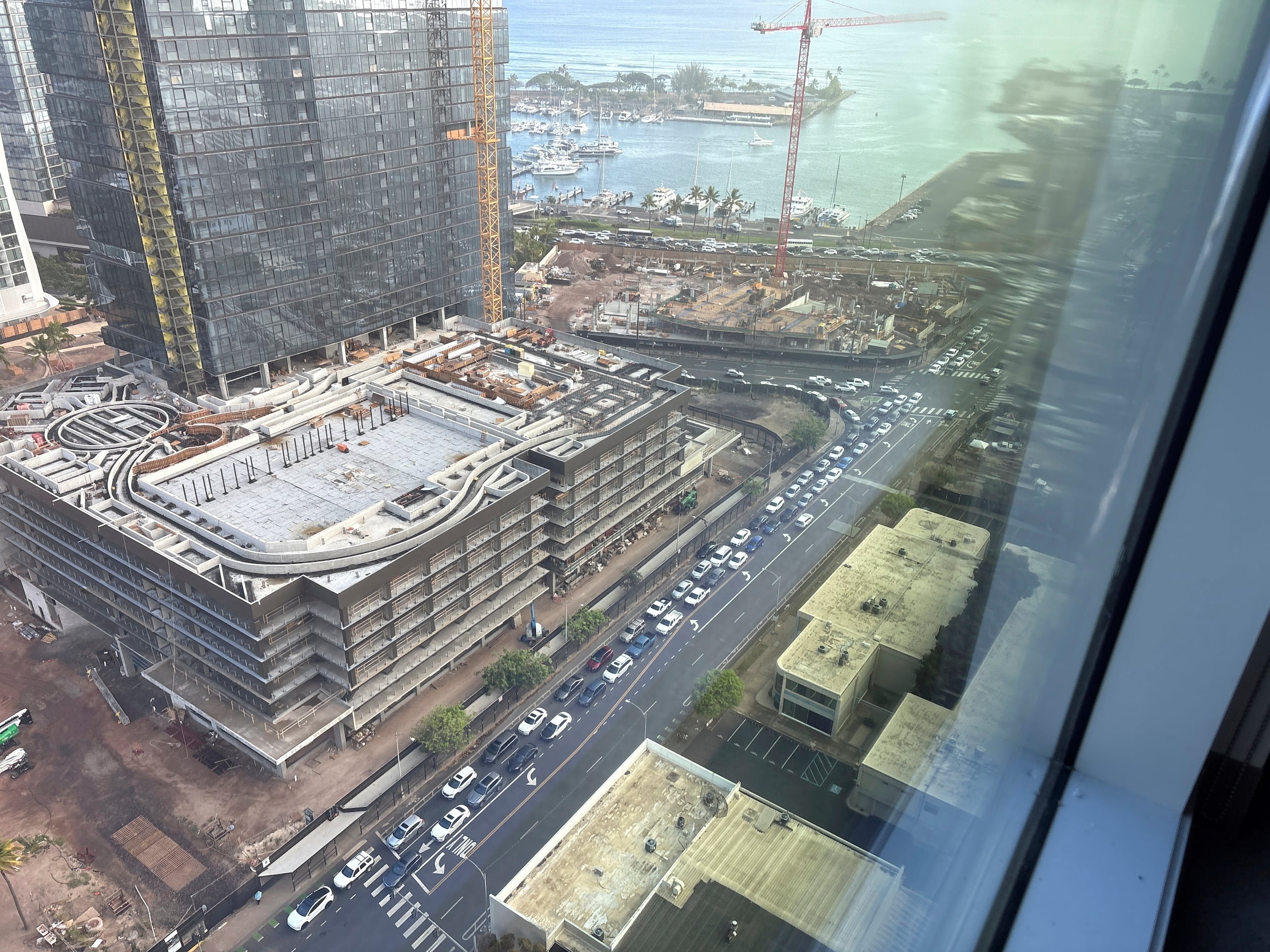 En esta foto proporcionada por David Sun-Miyashiro, se observan filas de vehículos desde la ventana de un apartamento tras una alerta de tsunami en Honolulu, el martes 29 de julio de 2025.