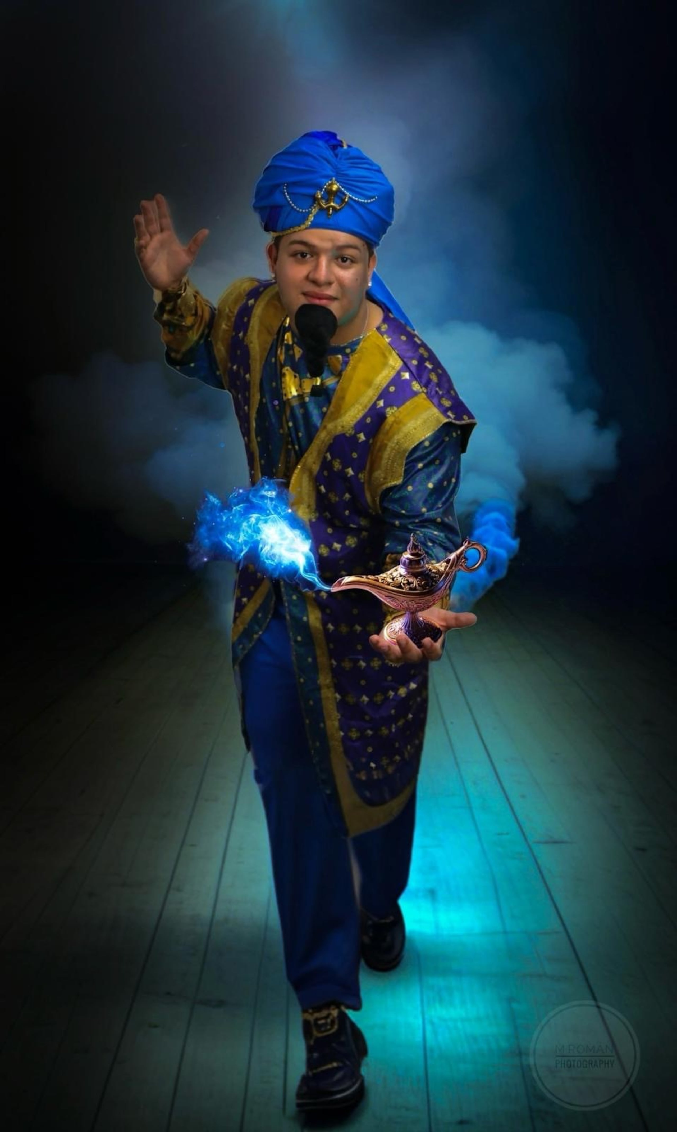 El genio, interpretado por el joven Renzo Ramos, le dio un toque de comedia a la pieza teatral.