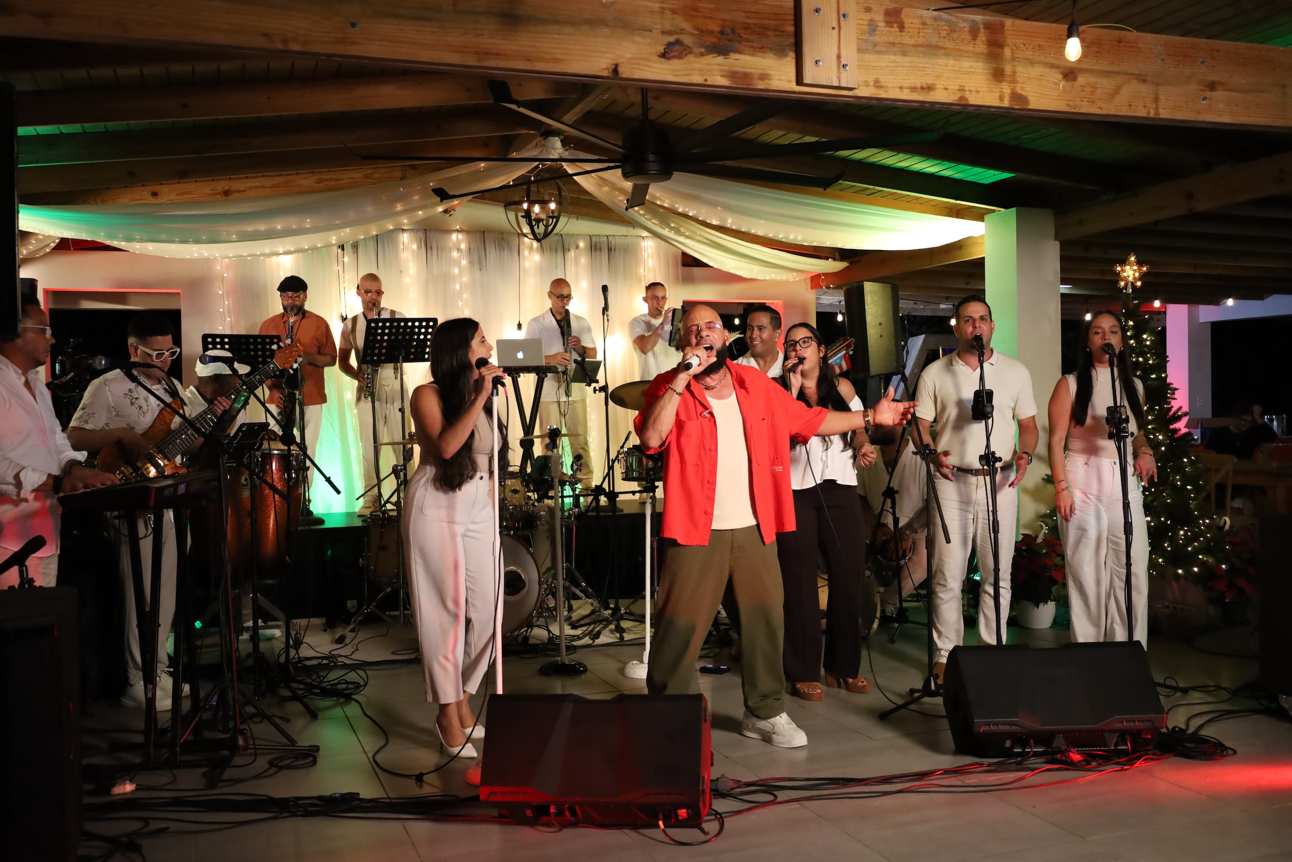 El especial navideño del merenguero se presentará el Viernes Negro en un fiestón en el Distrito T-Mobile.