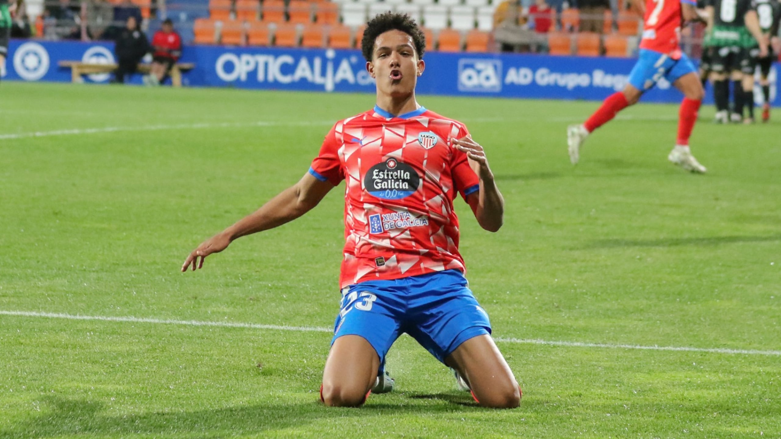 Leando Antonetti celebra tras marcar un gol en la Primera Federación de España.