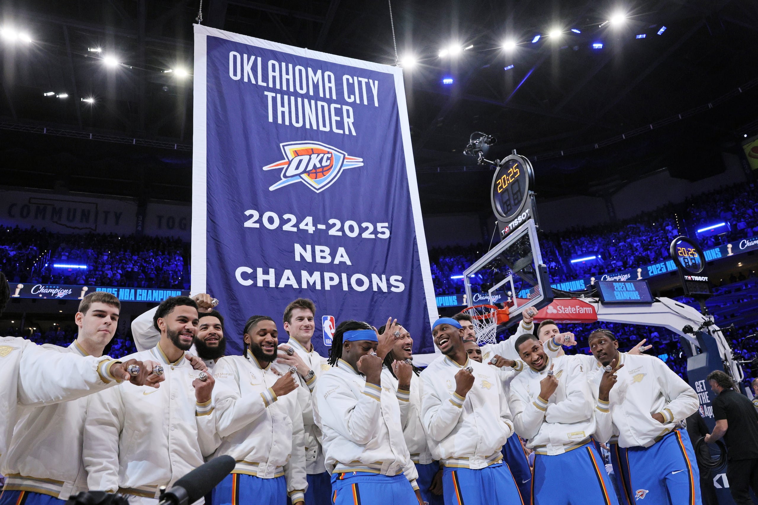 El Thunder posa con sus anillos y el banderín de campeonato.