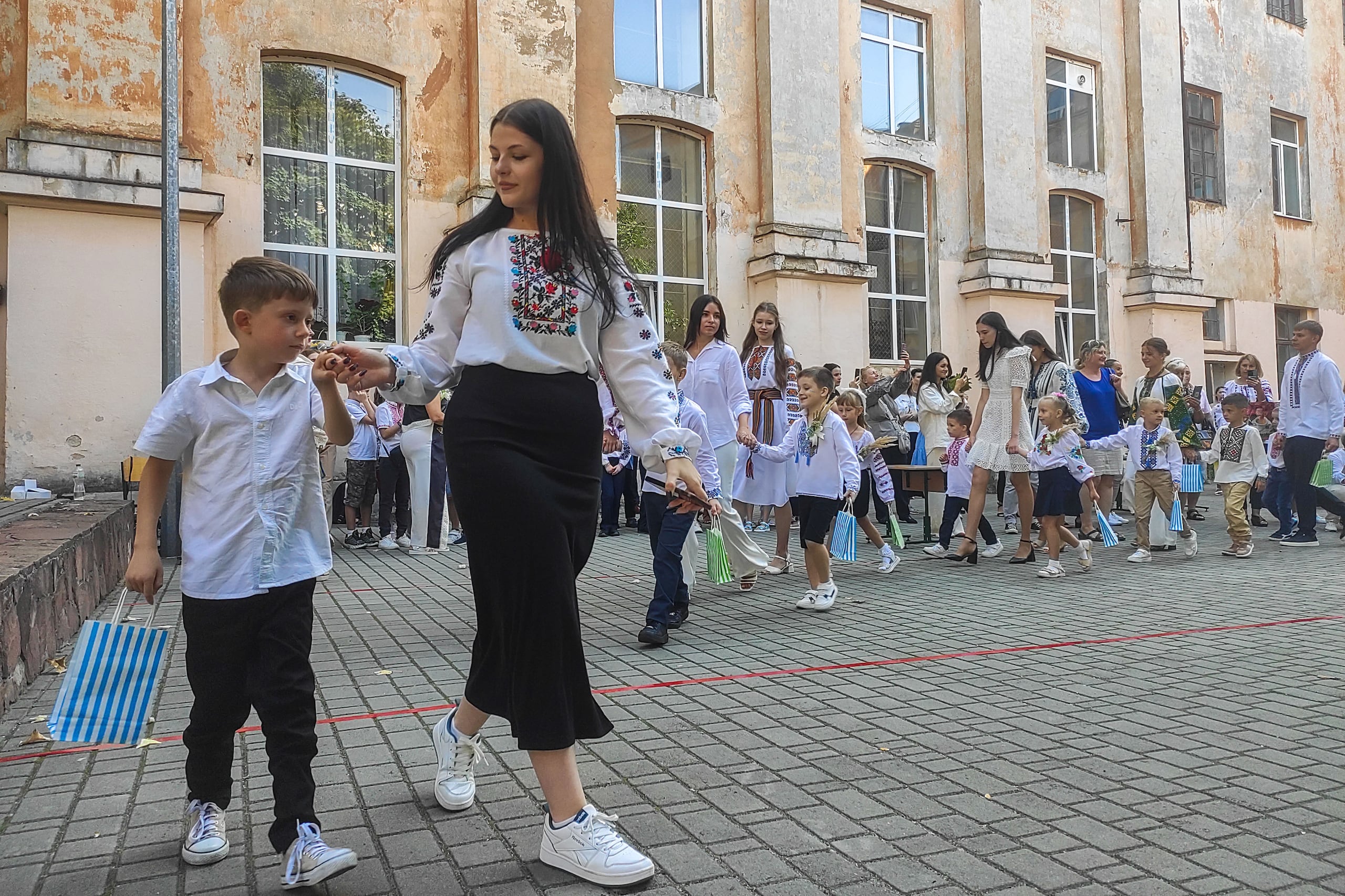 Se calcula que unos 400.000 niños en total continúan con su educación en centros ucranianos de forma online desde el extranjero, mientras que otros 600.000 lo hacen desde dentro del país debido al peligro constante.