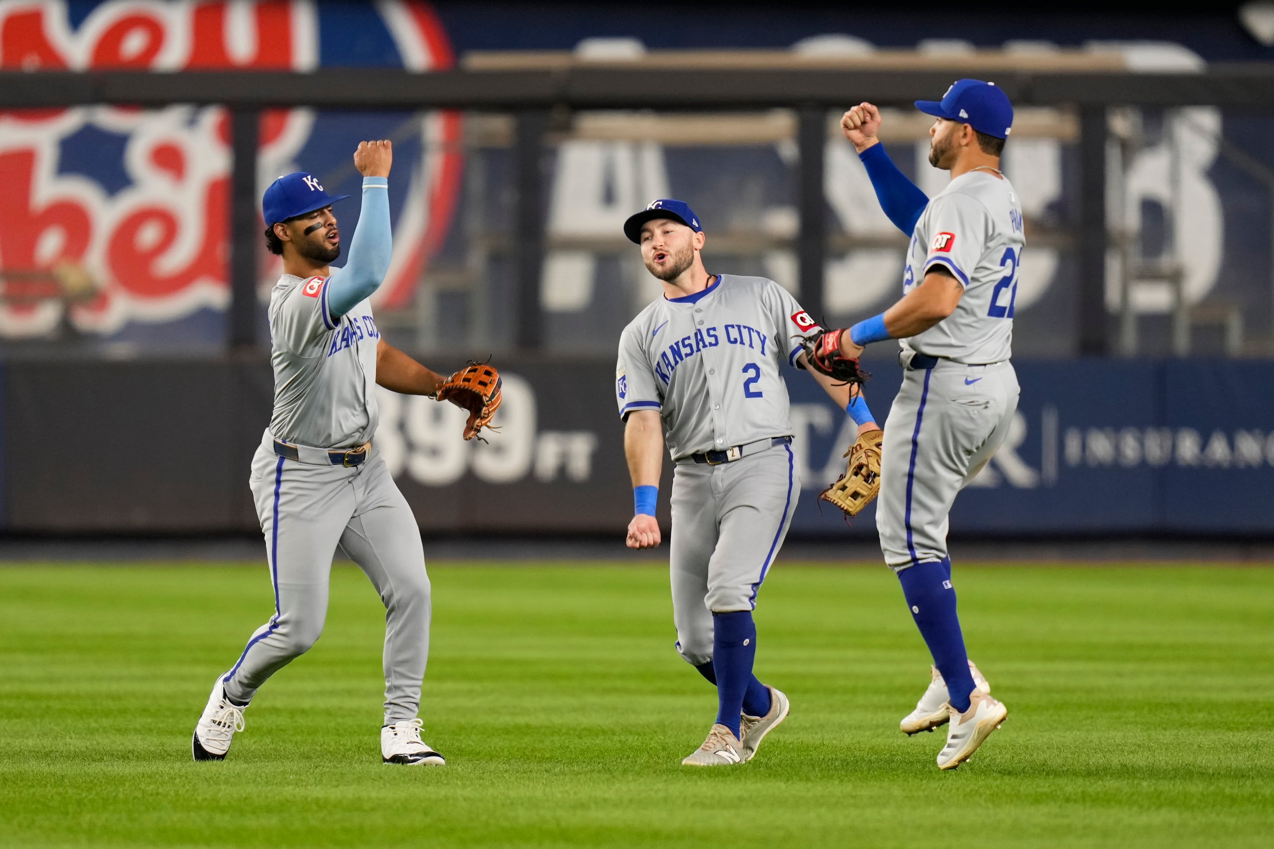 Los jugadores de Kansas City, MJ Melendez, Garrett Hampson y Tommy Pham celebran la victoria del martes.