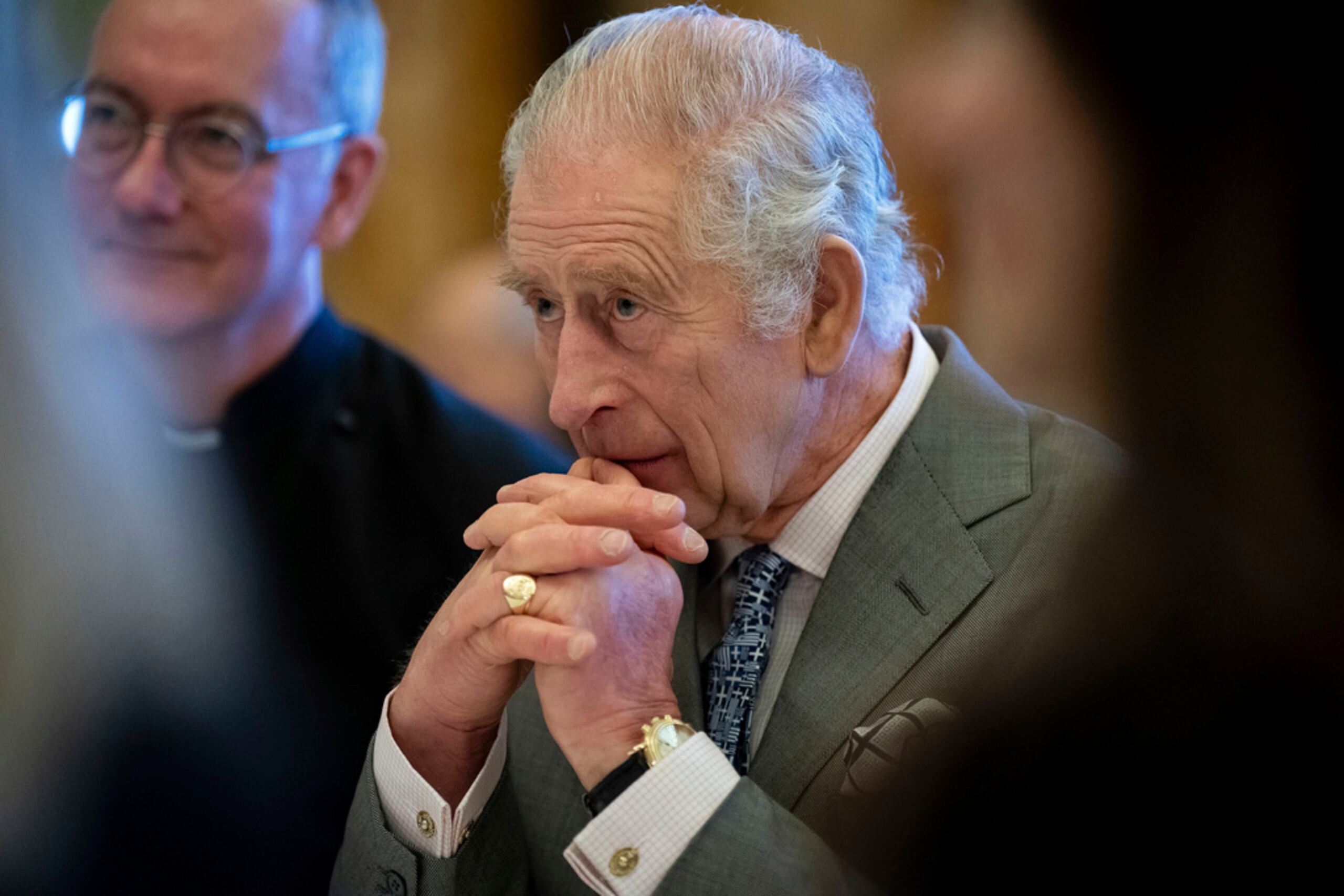 En esta imagen de archivo, el rey Carlos III de Inglaterra participa en una reunión en el Palacio de Buckingham, en Londres, el 13 de diciembre de 2023.