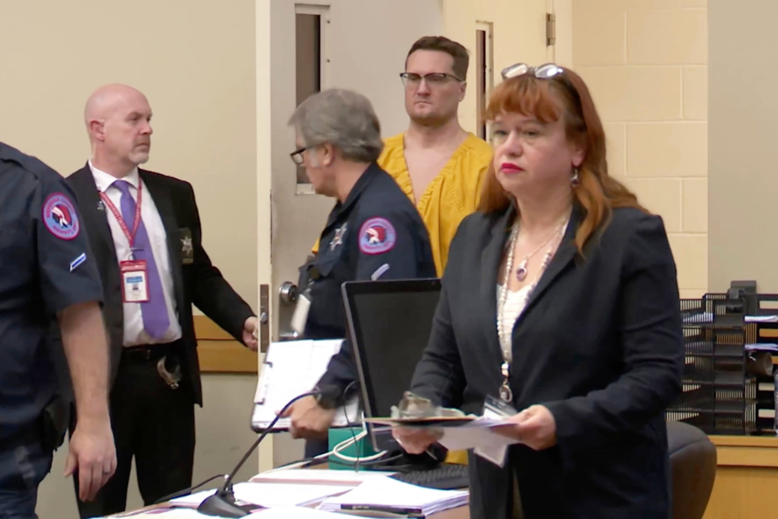 Esta imagen, tomada de un video, muestra a Michael David McKee entrando al tribunal el lunes 12 de enero de 2026, en Rockford, Illinois.
