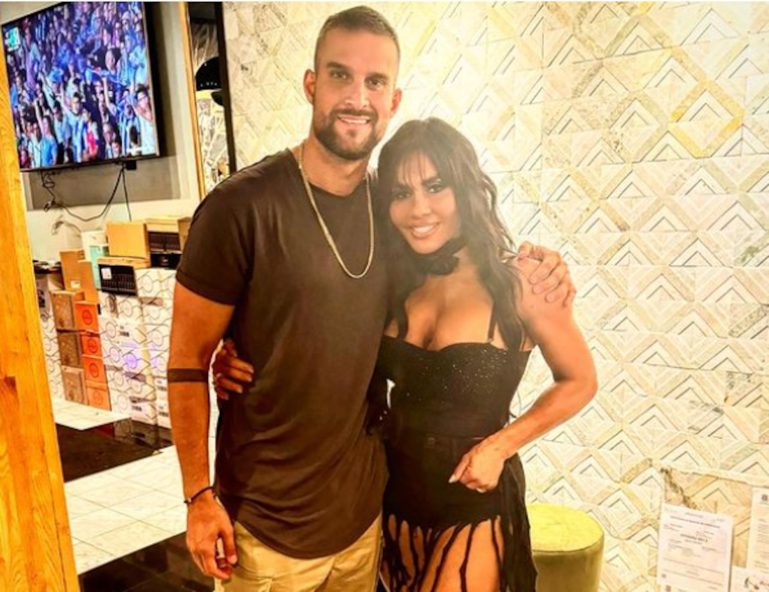 Clovis junto a Maripily