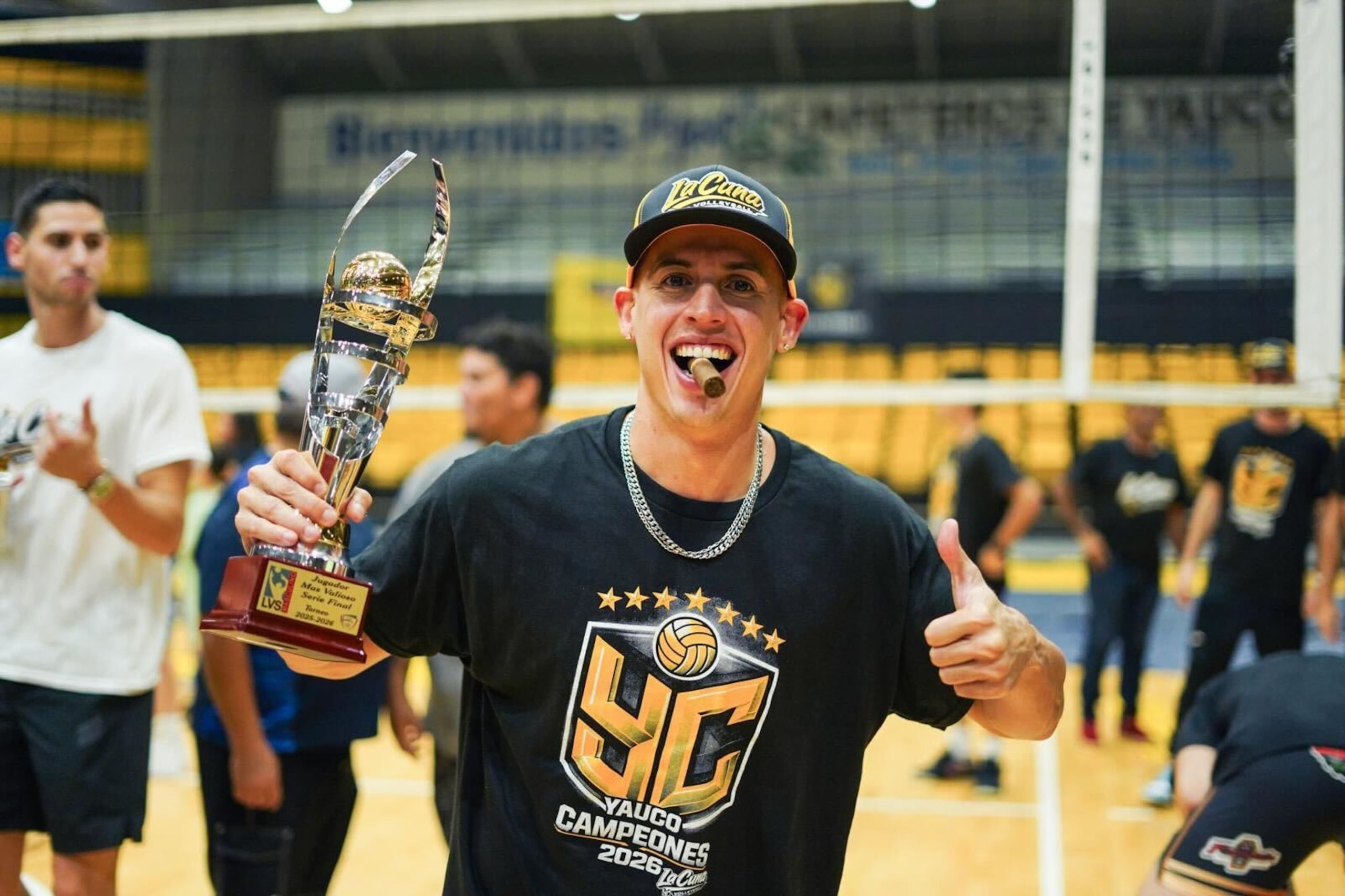 Kevin Rodríguez, colocador de los Cafeteros de Yauco, sostiene el premio de Jugador Más Valioso de la LVSM.