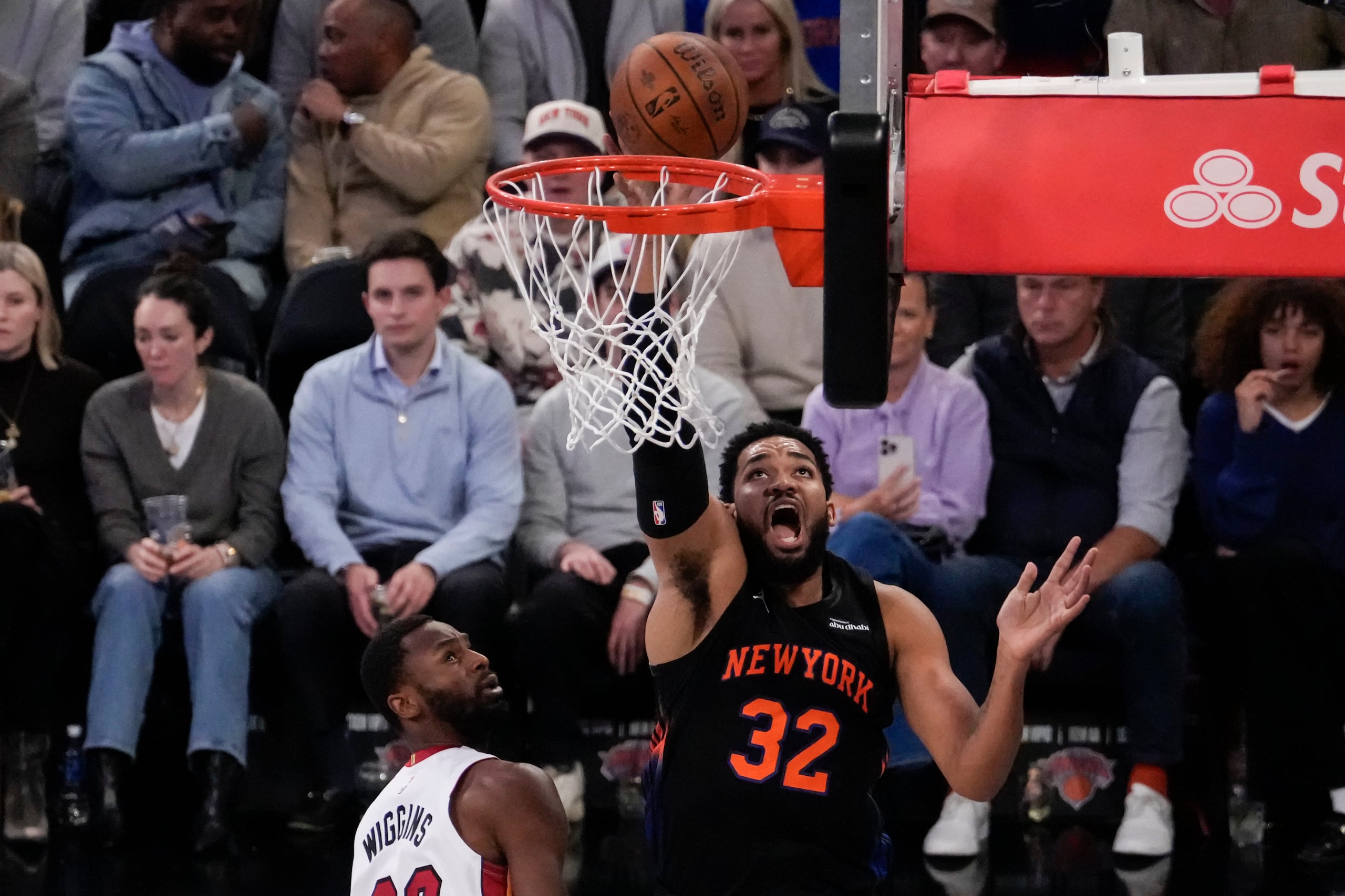 El dominicano Karl-Anthony Towns, de los Knicks de Nueva York, dispara en la primera mitad de un partido de la Copa NBA ante el Heat de Miami, el viernes 14 de noviembre de 2025 (AP Foto/Yuki Iwamura)