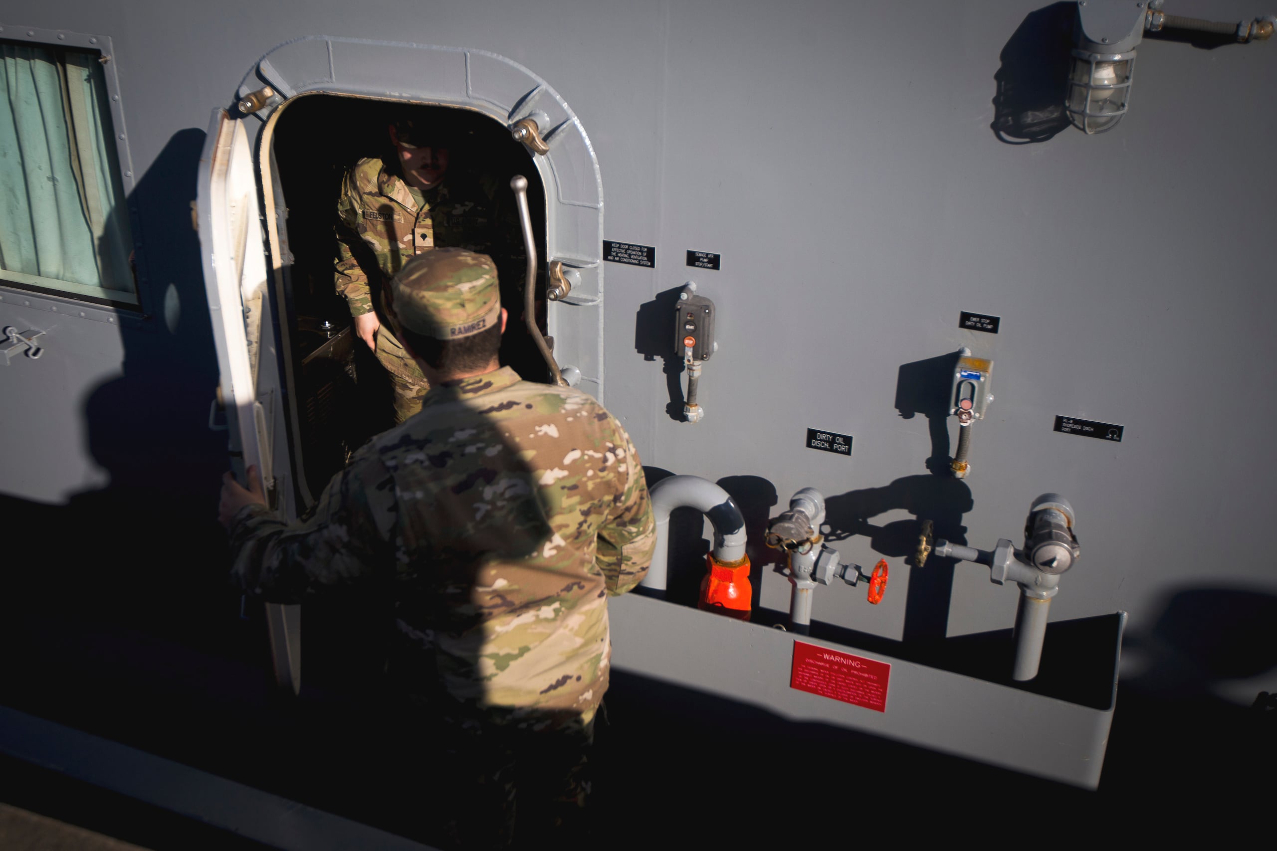 El USAV Wilson Wharf, el USAV Matamoros y el USAV Monterrey, que son embarcaciones de desembarco, y el USAV SP4 James A. Loux, un navío más grande de apoyo logístico, zarparon hoy de la Base Conjunta Langley-Eustis rumbo a Gaza.