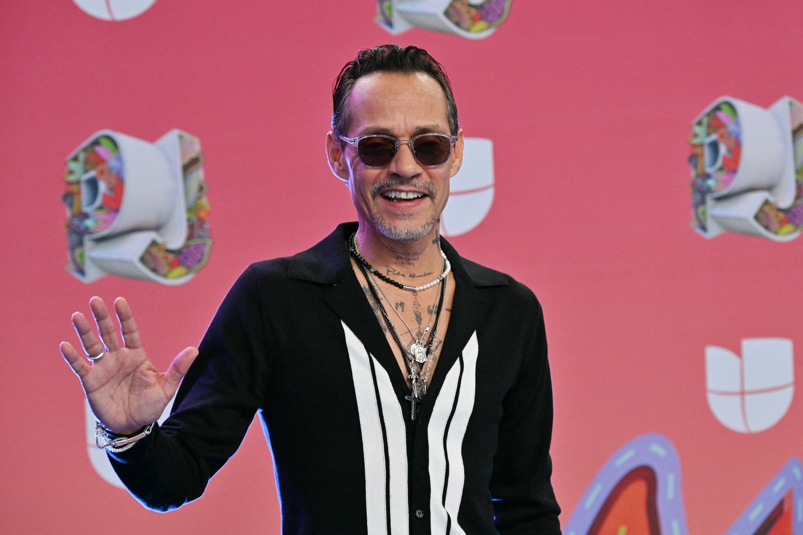 El cantautor y productor ha ganado cuatro premios Grammy y ocho Grammy Latinos, con al menos 114 primeros lugares en listas radiales a nivel mundial y millones de álbumes vendidos en múltiples continentes.