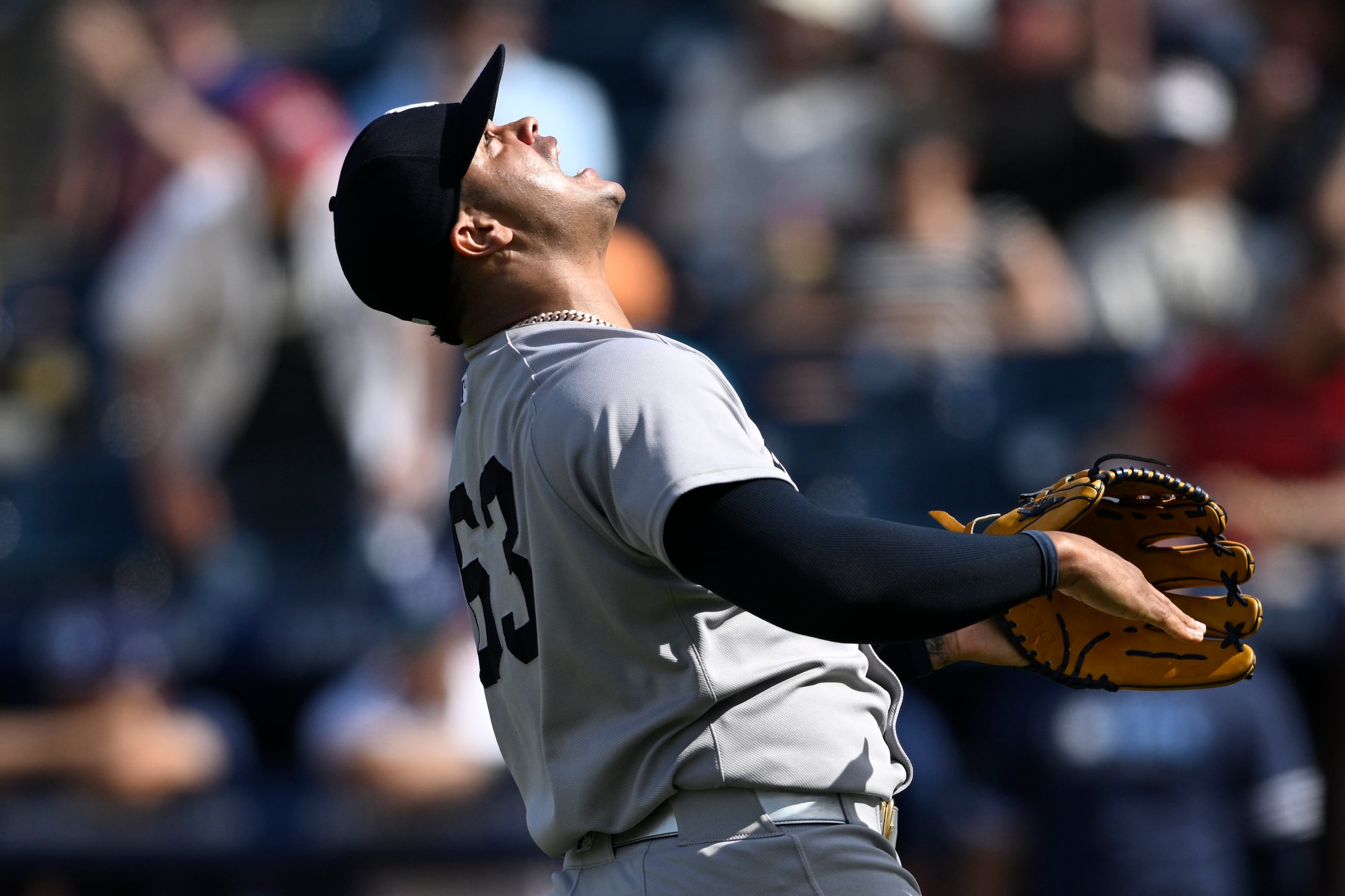 Fernando Cruz celebra después de lograr un salvamento en el juego frente a los Rays de Tampa Bay, el domingo 20 de abril de 2025.
