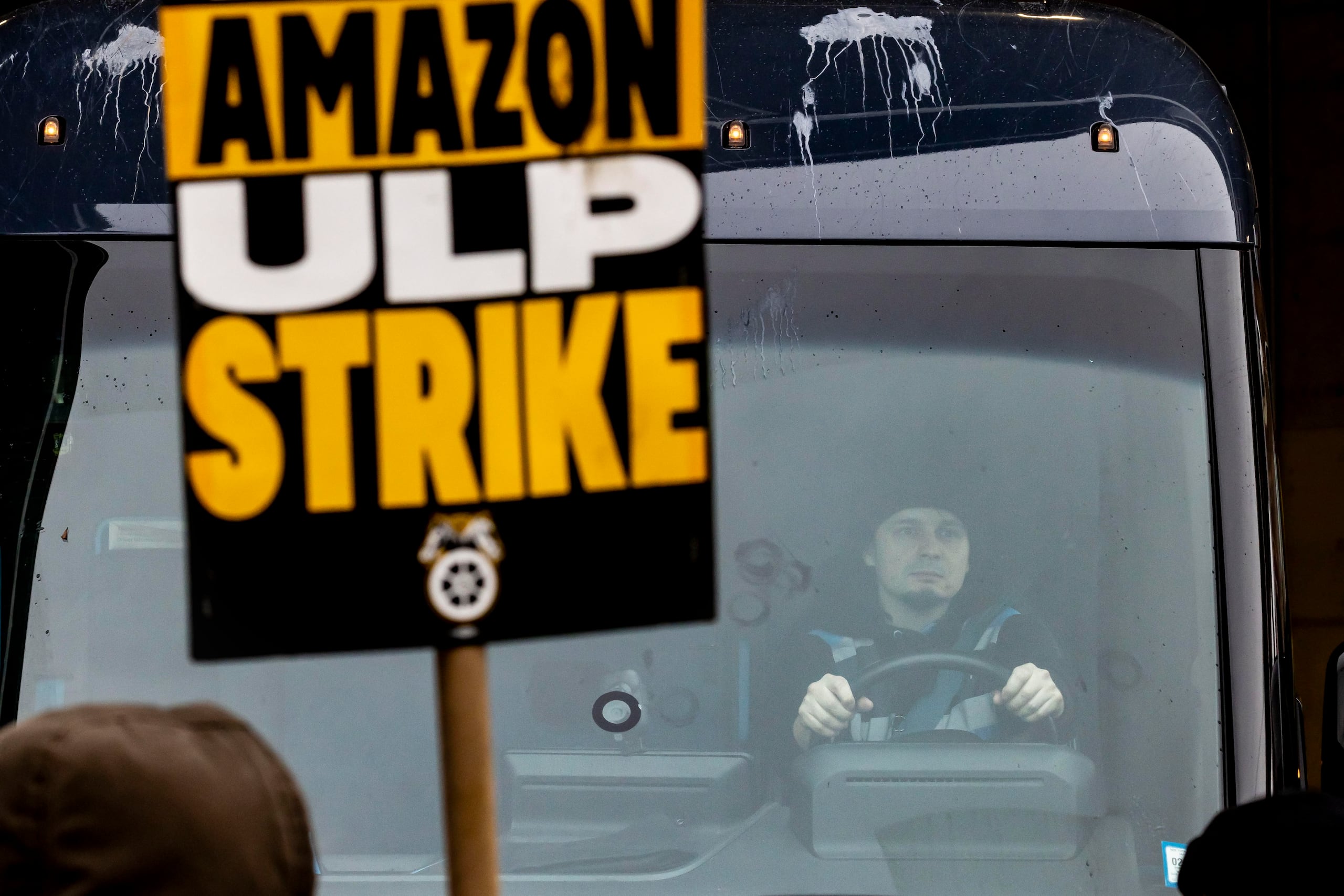 La propia Junta Nacional de Relaciones Laborales (NLRB) demandó por la vía administrativa a Amazon para que se implicara en una "negociación constructiva".