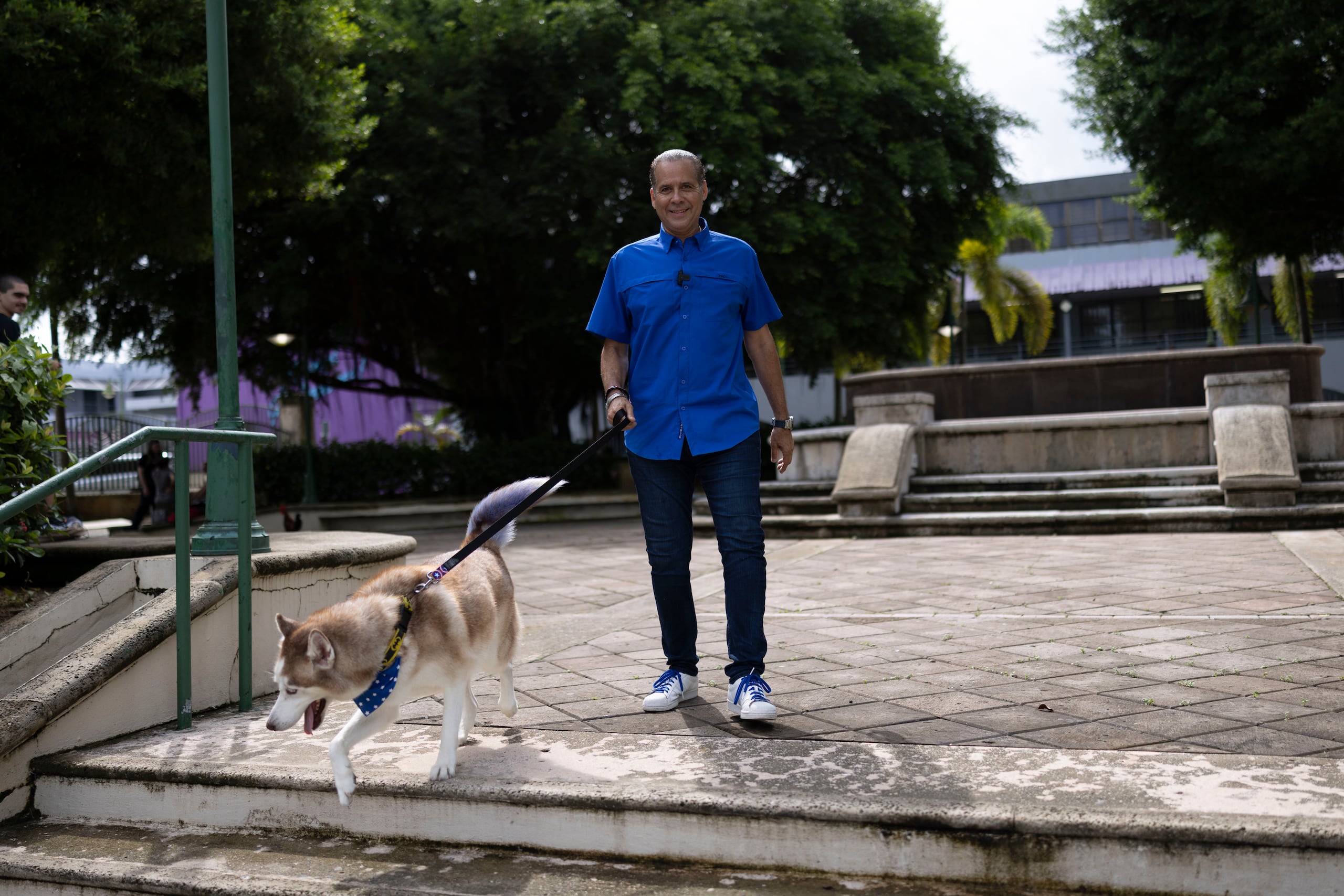 El legislador tiene una estrecha relación con su perro Steel, un Siberian Husky de cinco años, con quien corre todas las mañanas.