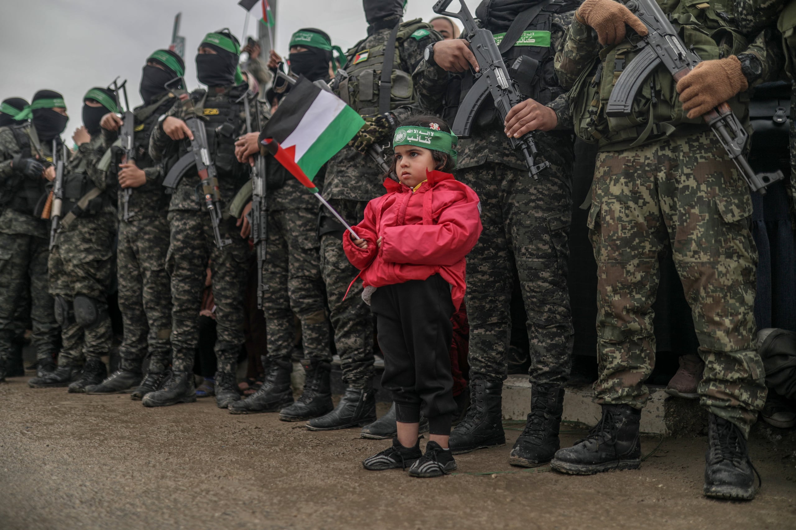 Un niño enarbola una bandera palestina durante uno de los actos de entrega de rehenes israelíes en Gaza. (EFE/EPA/MOHAMMED SABER)