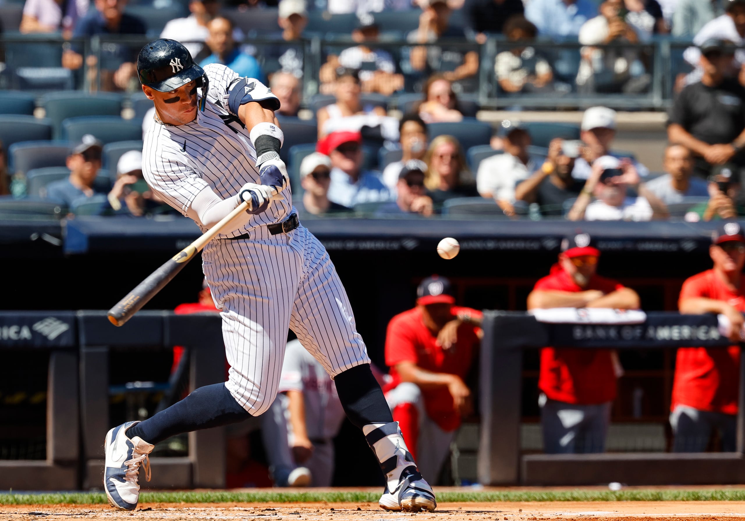 Aaron Judge, de los Yankees de Nueva York, conecta un jonrón de dos carreras durante la tercera entrada de un juego de béisbol contra los Nationals de Washington.
