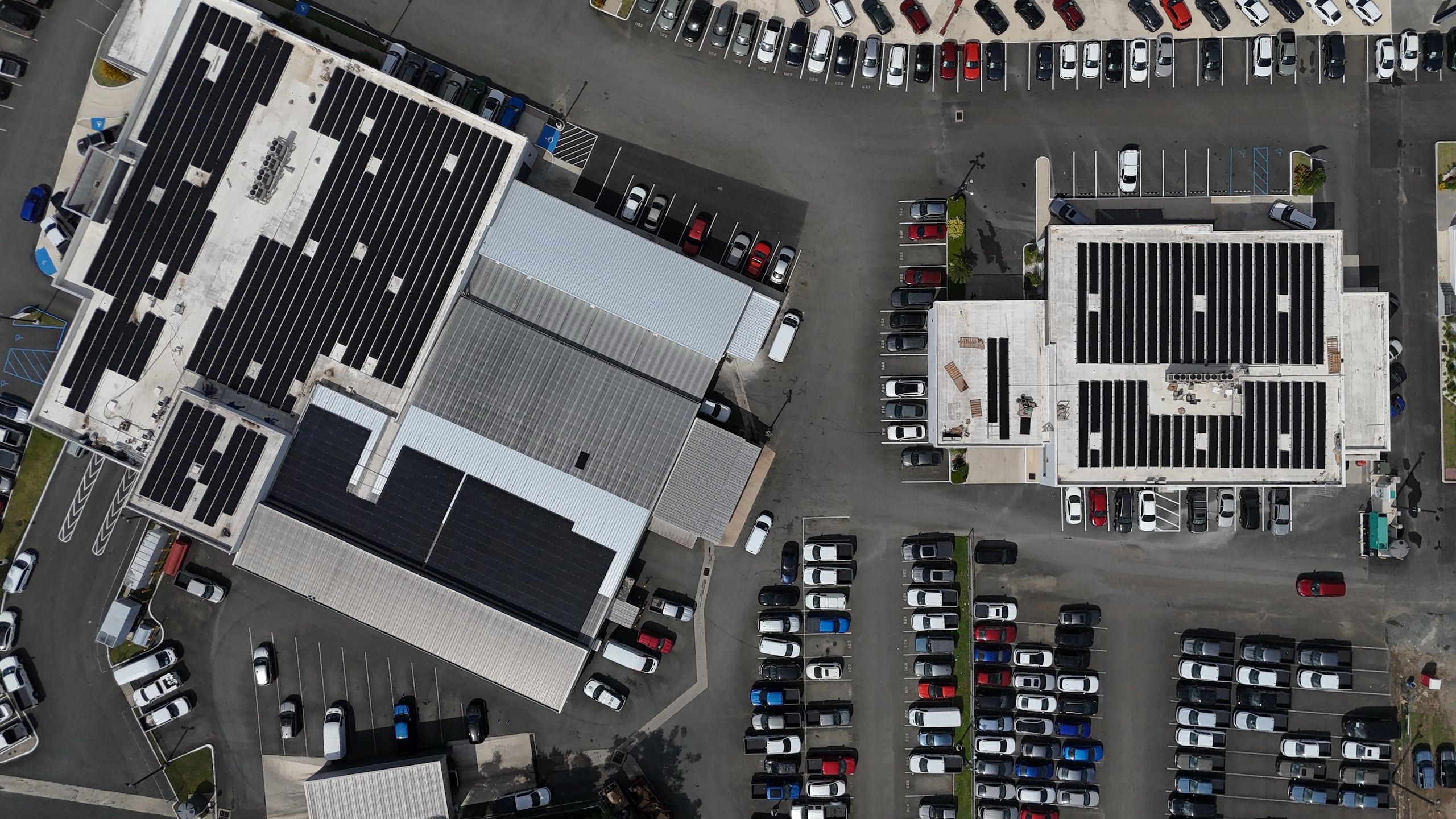 Proyectos de WindMar Home en Flagship Ford (a la izquierda) y Flagship Mazda (a la derecha), en Carolina.