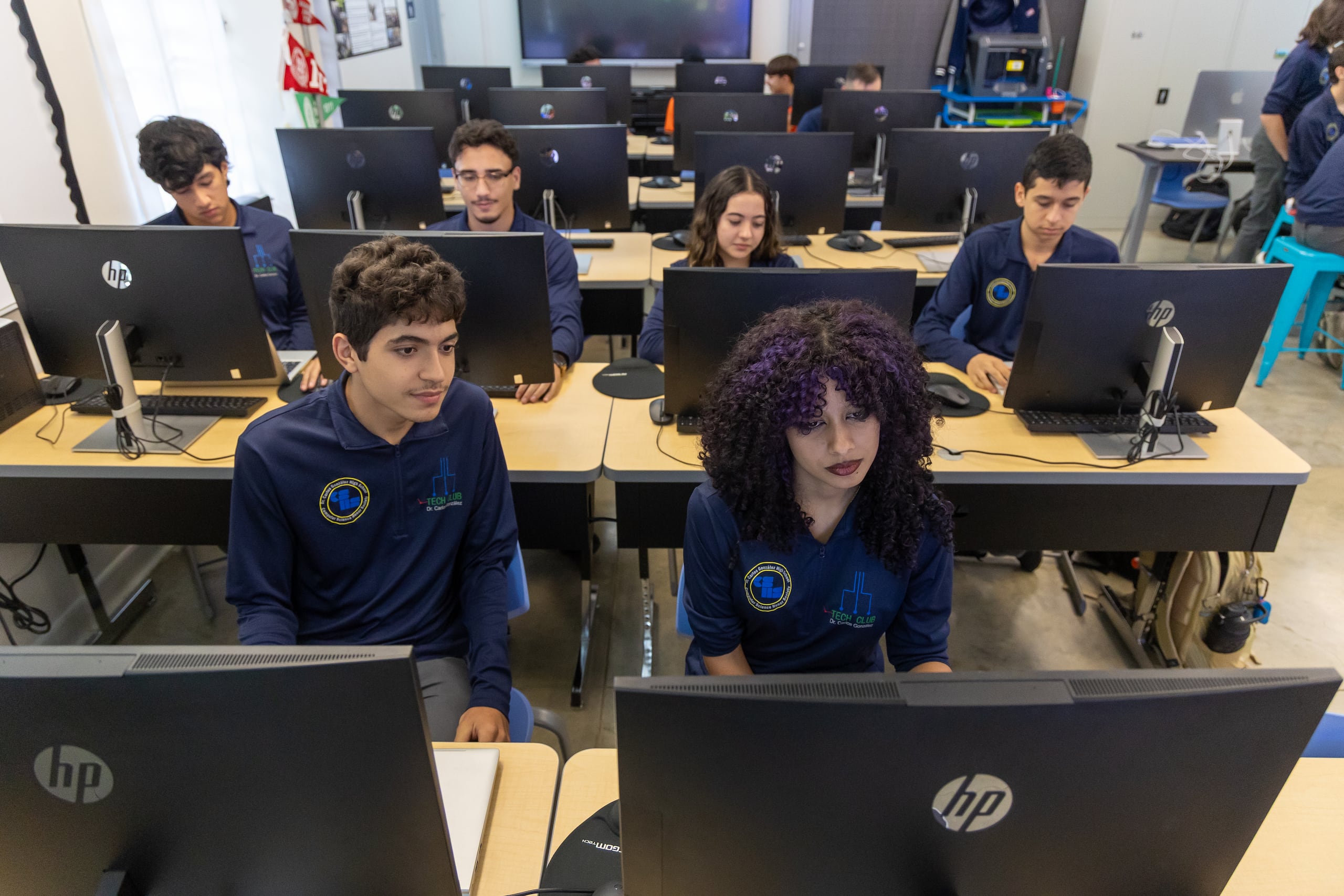 Los alumnos trabajan en cuatro proyectos implementado la inteligencia artificial:
"AI Beach Guard", The Moon River Project",
"SaveOrbit AI" y "Pixel Care". En primer plano, Omar Hernández Badillo y Sonia Torres Jimenez, del proyecto "The Moon River Project".