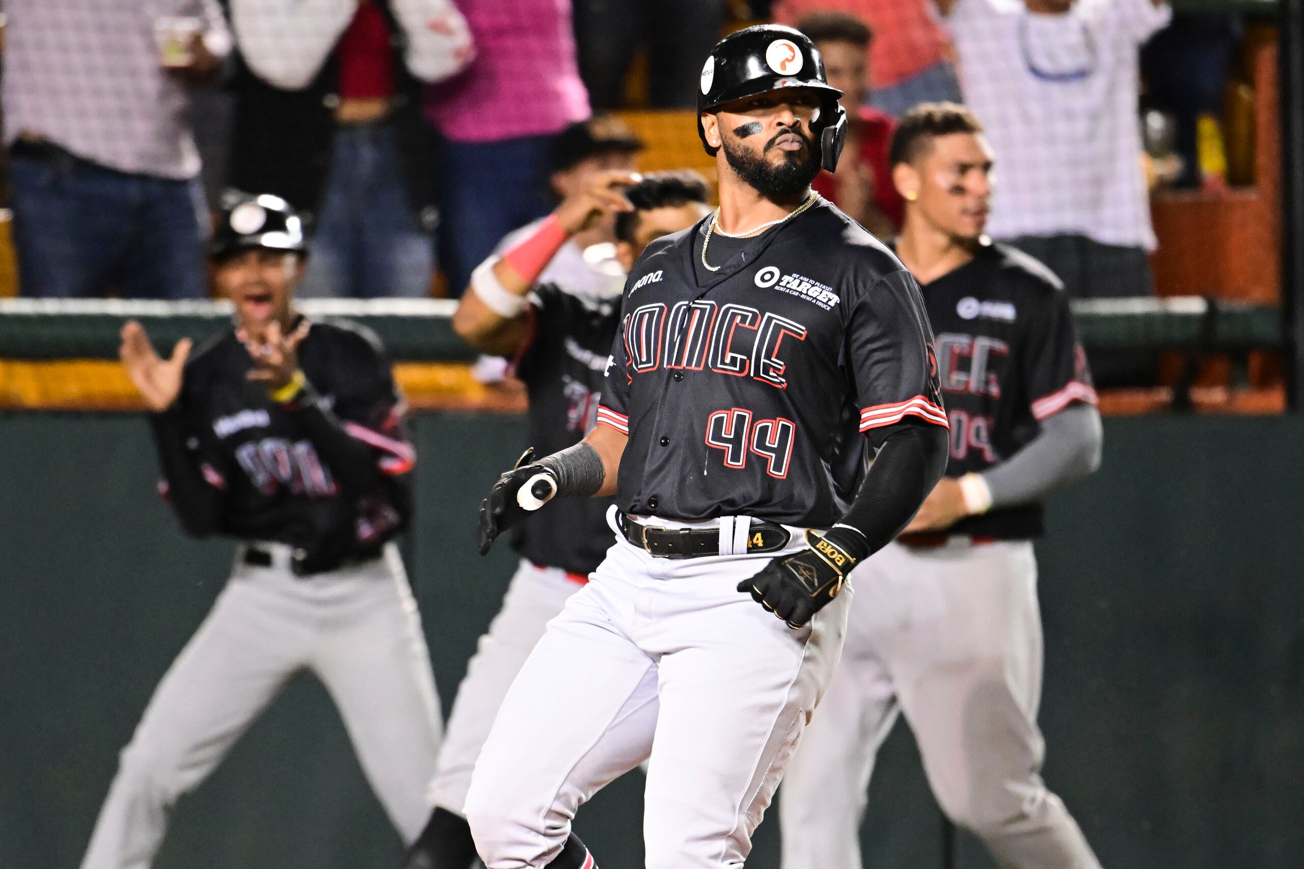 Anthony García, de los Leones de Ponce, durante el séptimo juego de la Semifinal B contra los Gigantes de Carolina.